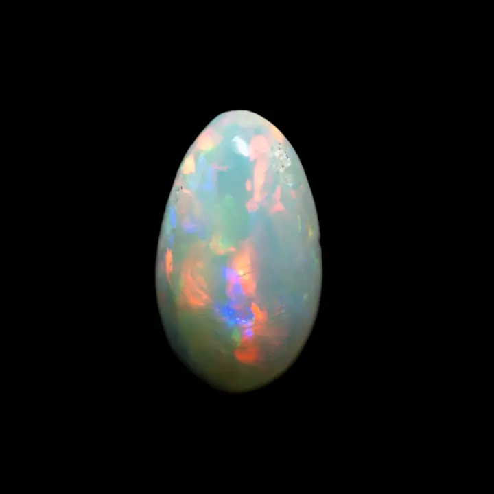 Opale naturelle blanche australienne des mines de Coober Pedy en forme de cabochon, couleurs diffractées orange, rouge, vert et bleu