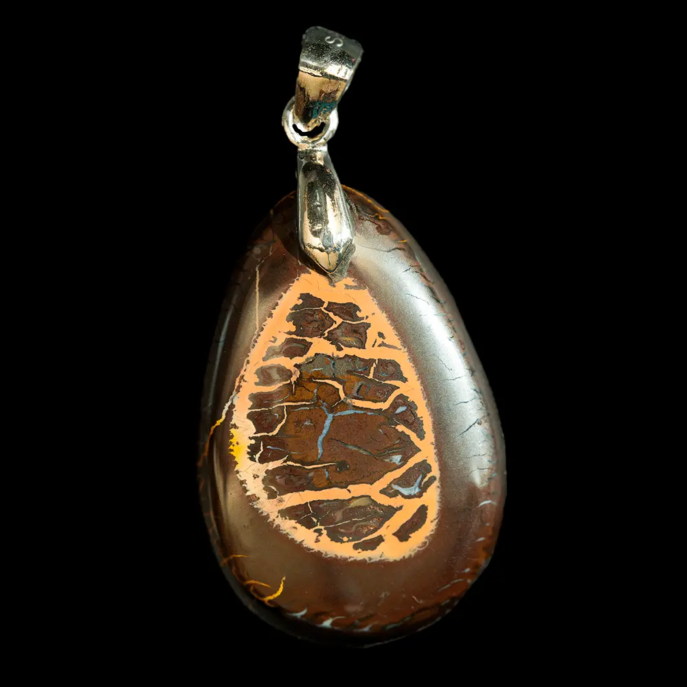 Jolie opale naturelle Australienne des mines Koroit de 19,2 carats. Forme de larme montée sur argent 925 à motifs arabesques oranges et bleu-gris