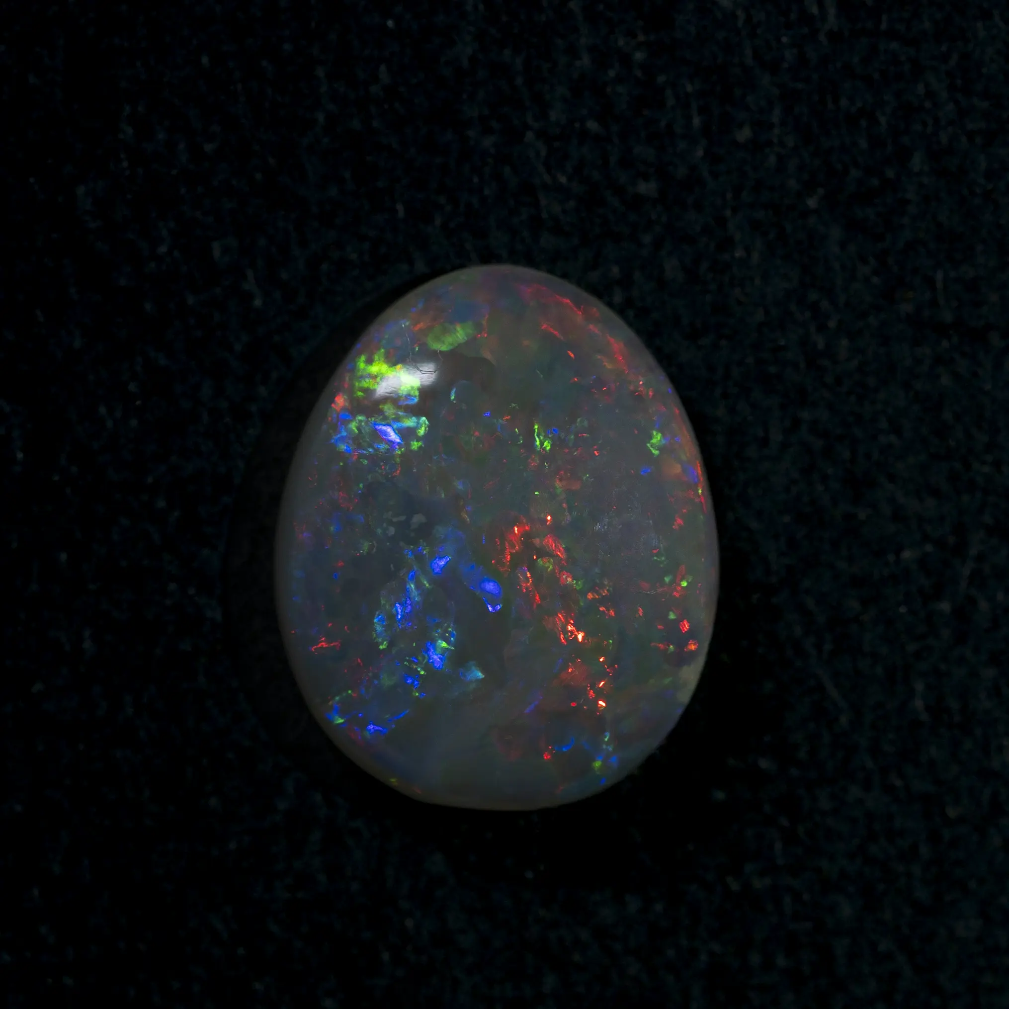Magnifique opale sombre à dominante rouge, bleue et verte (1,4 ct) – Image 4