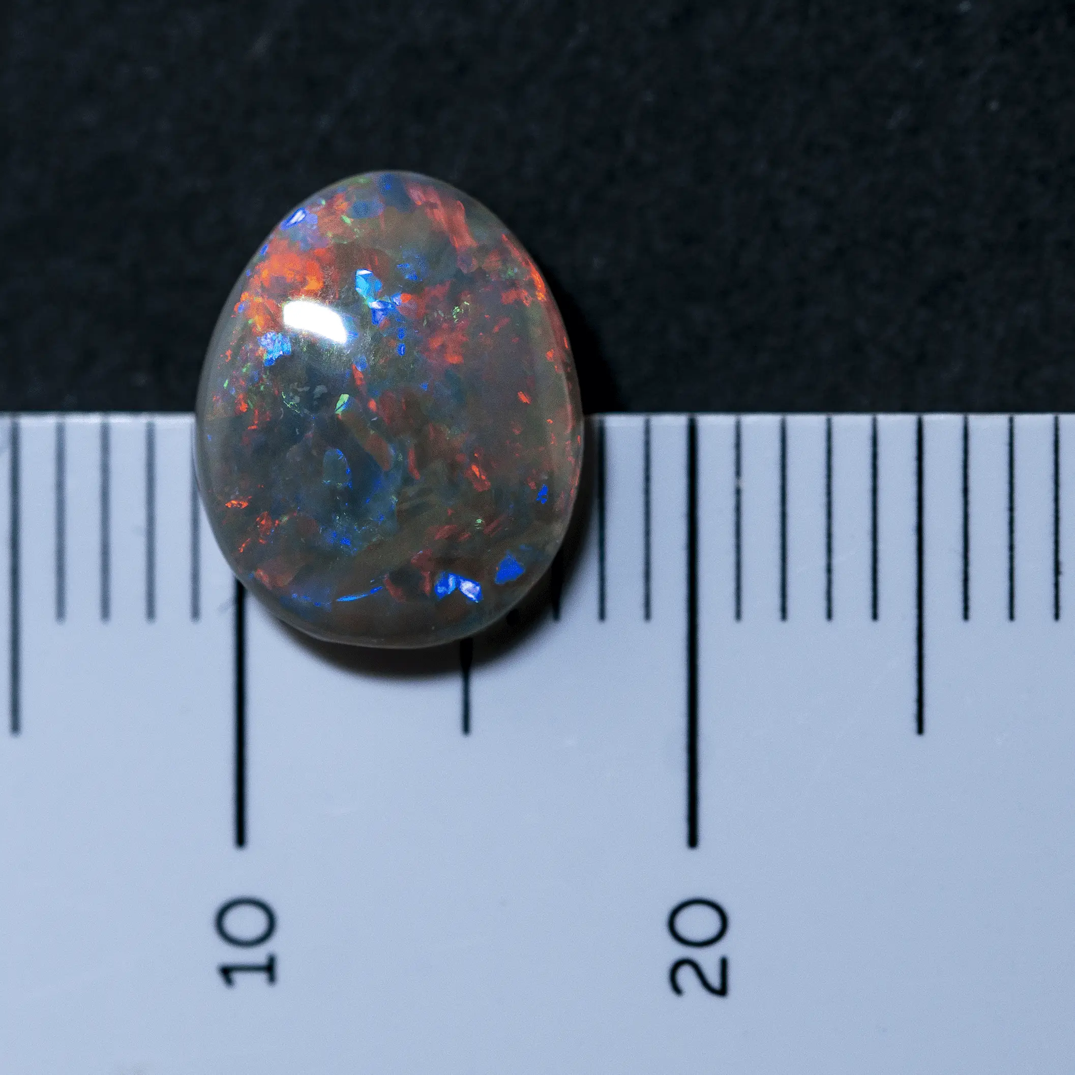 Magnifique opale sombre à dominante rouge, bleue et verte (1,4 ct) – Image 7
