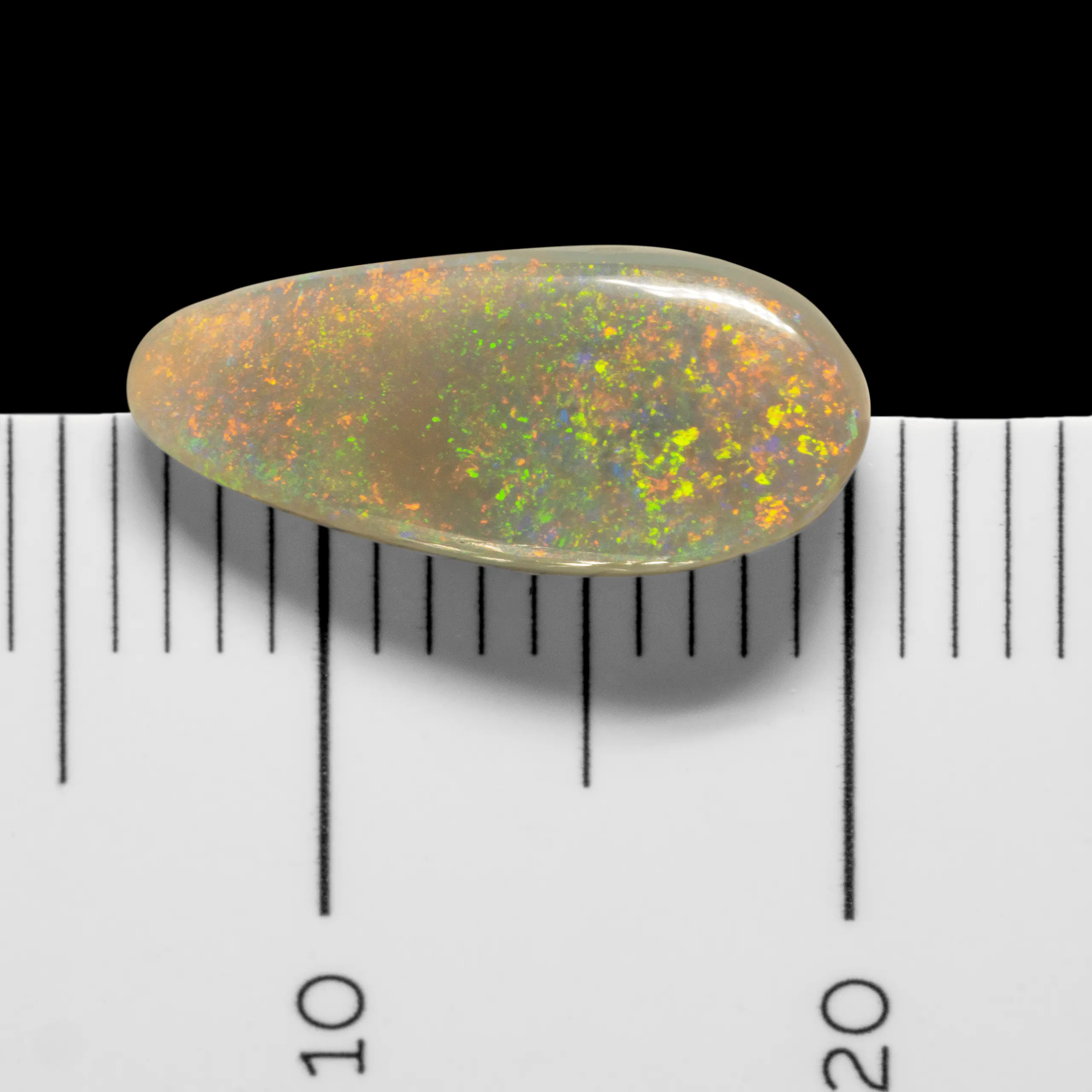 Opale sombre australienne en larme mouchetée de brillances vertes, Oranges et rouges (1,7 ct) – Image 5