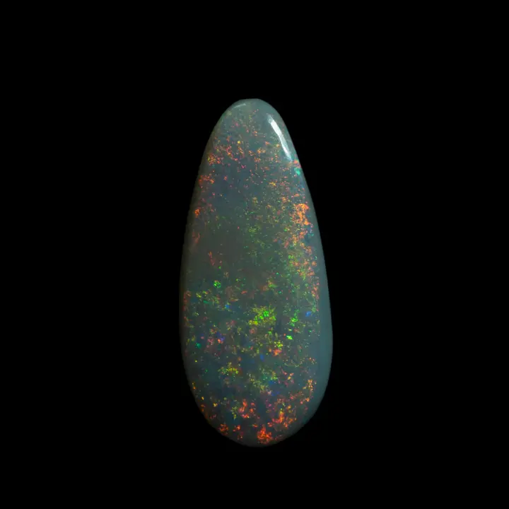 Opale naturelle sombre australienne des mines de Lightning Ridge, forme de larme de 1,7 carats à brillances très fines vertes, oranges et rouges.