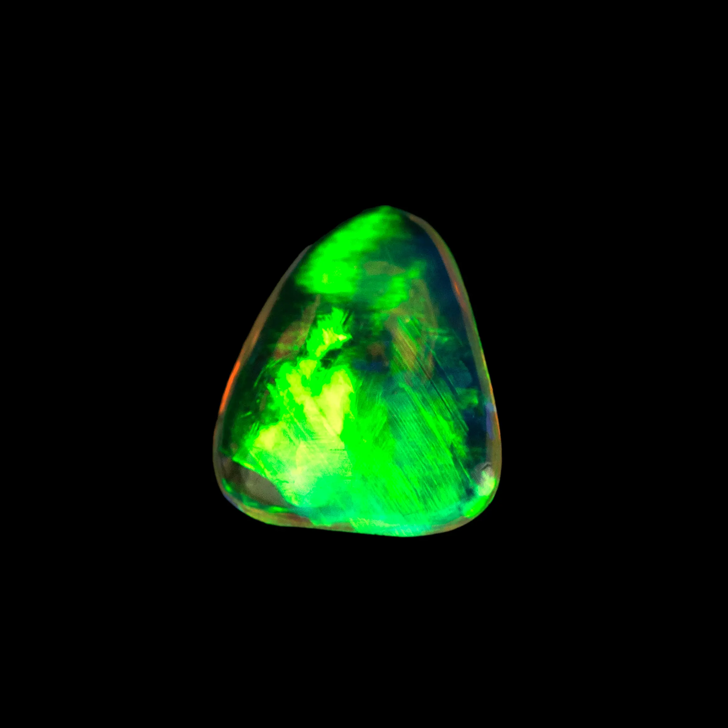 Opale naturelle australienne cristal des mines de Lightning Ridge de 0,2 carats, taillée en forme libre à éclat vert intense couvrant toute la surface