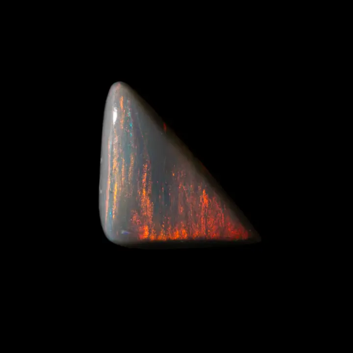 Opale naturelle noire australienne des mines de Lightning Ridge, triangle noir de 1,8 carats parcouru de flammes rouges et oranges