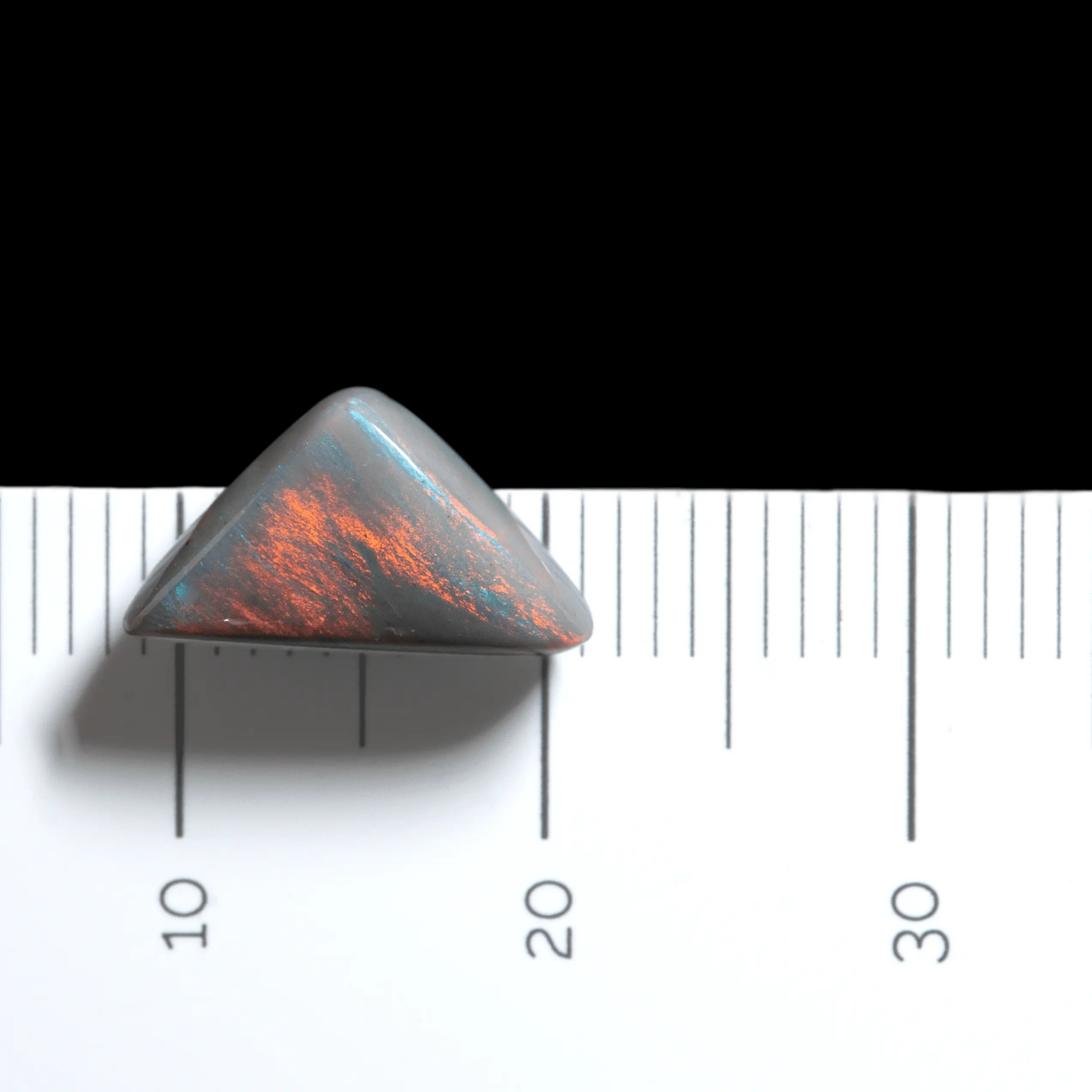 Opale noire en flammes rouges et oranges (1,8 ct) – Image 5