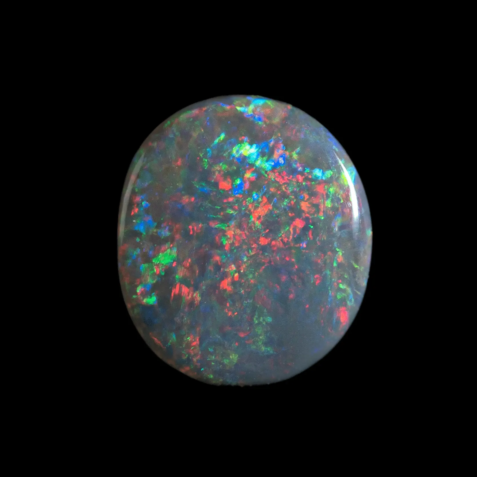 Opale sombre multicolore a diffraction dominante rouge et bleue