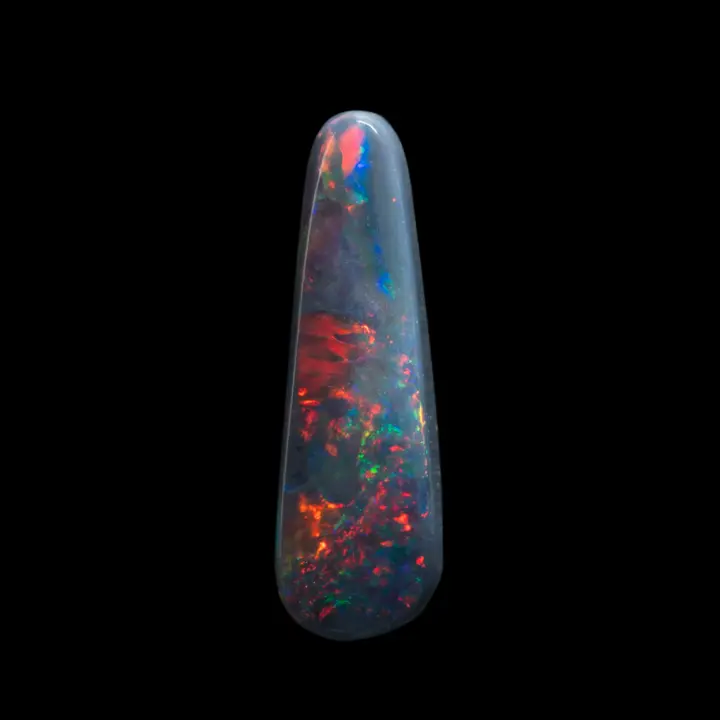 Opale naturelle australienne des mines de Lightning Ridge, fine larme de 1,2 carats à couleur diffractée dominante rouge sur une constellation d'éclats bleus et verts