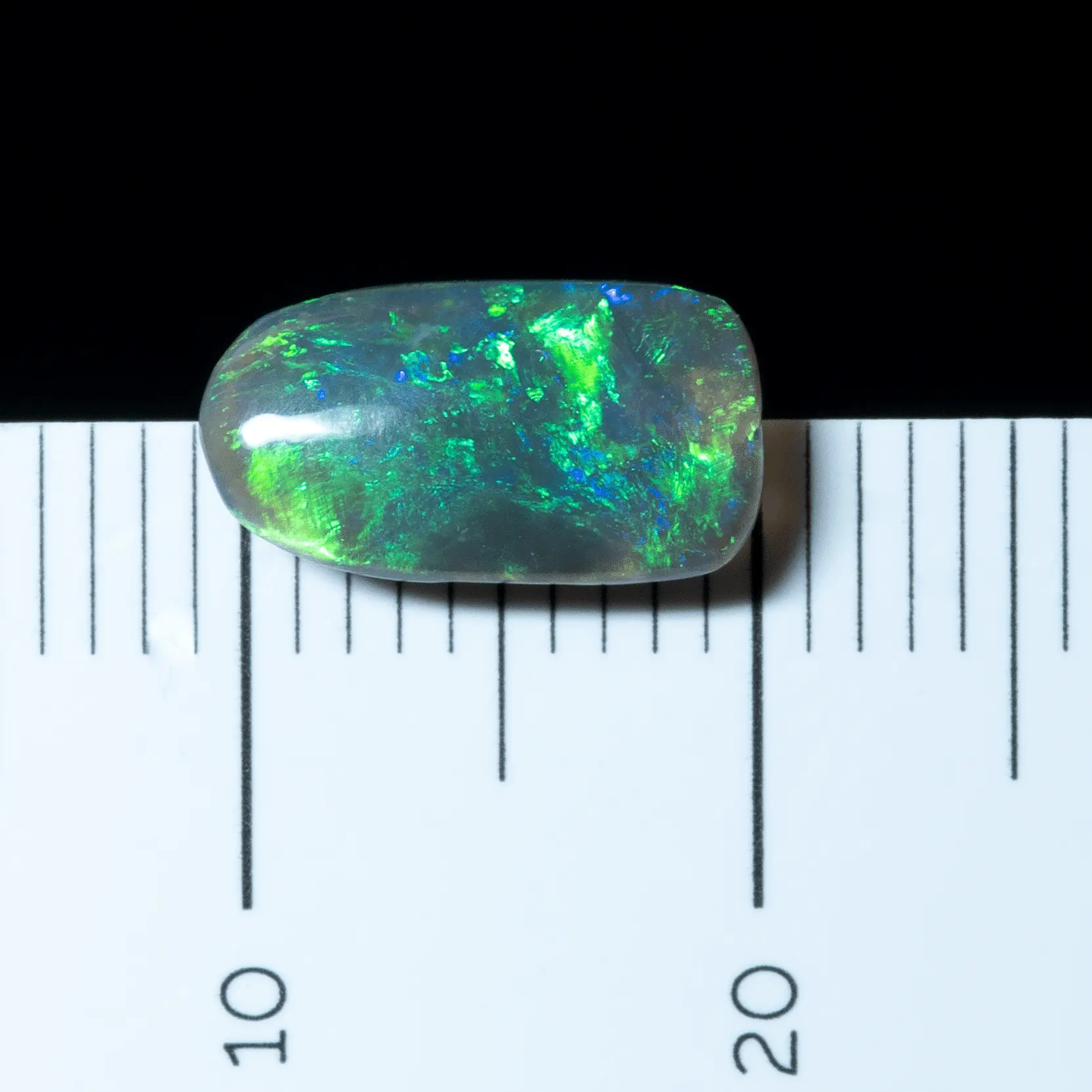 Opale noire Australienne à brillances vertes et violettes (1,0 ct) – Image 6
