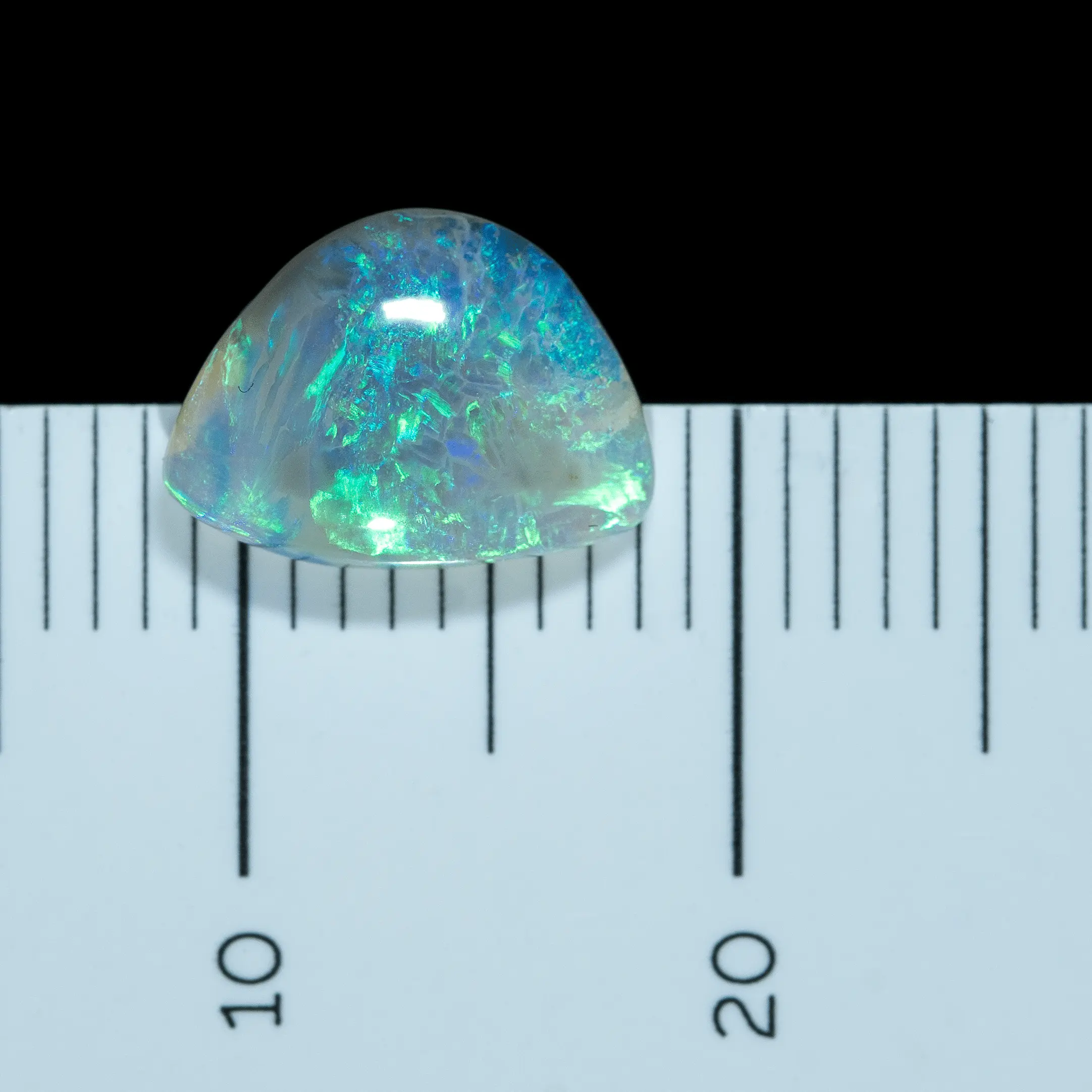 Blue and green trapezoid crystal opal (0.9 ct) - Image 7