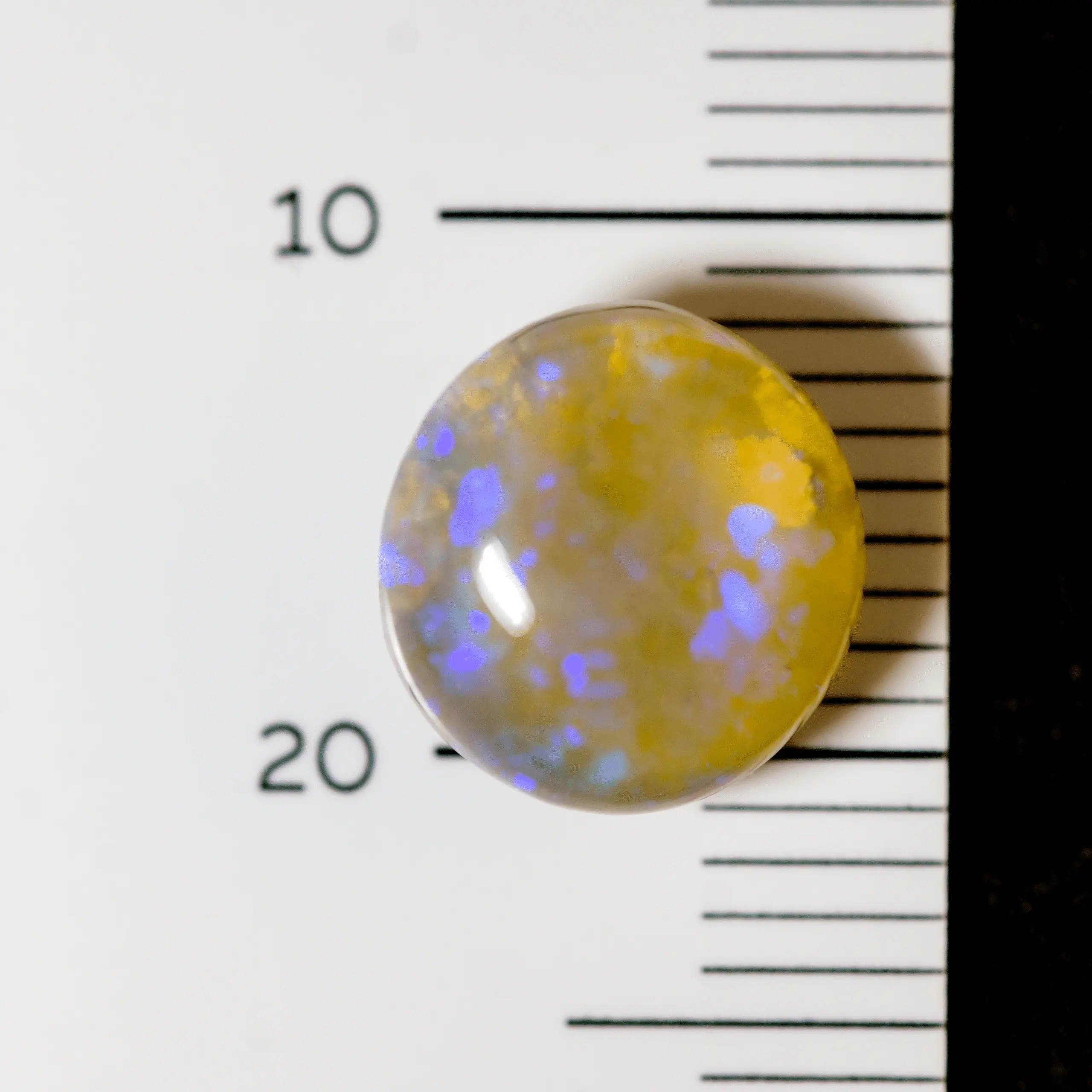 Cabochon presque rond de cristal d'opale à brillance violette (2,5 cts) – Image 6