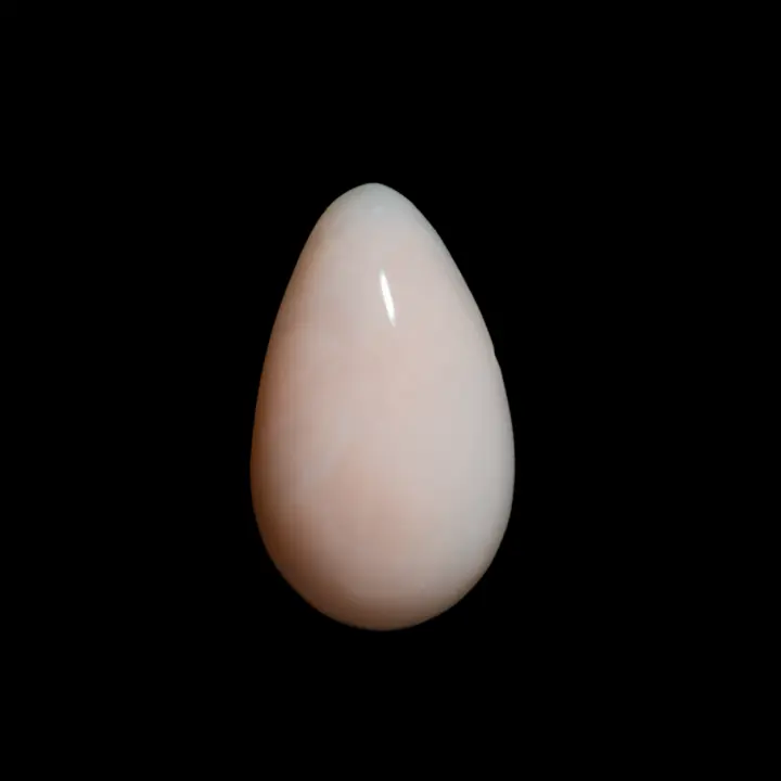 Opale rose péruvienne en forme de larme sans marbrure ni inclusion