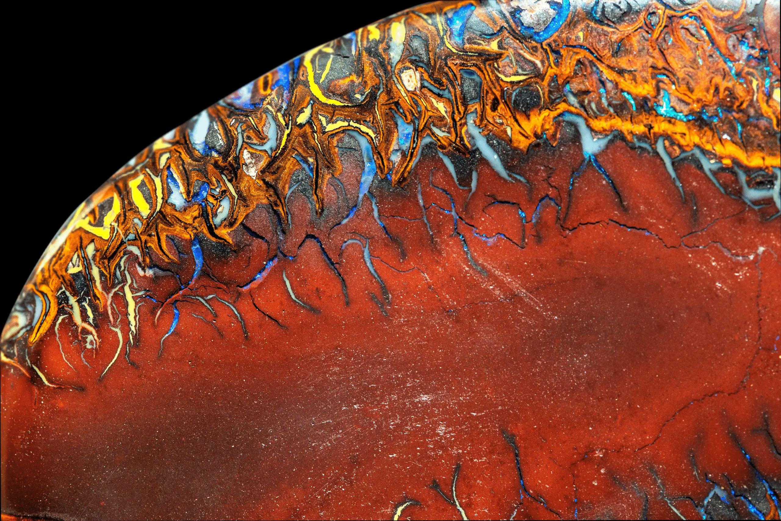 Grand ovale d'opale Koroit à arabesques colorées et contrastées parsemée éclats violets (70,2 cts) – Image 4