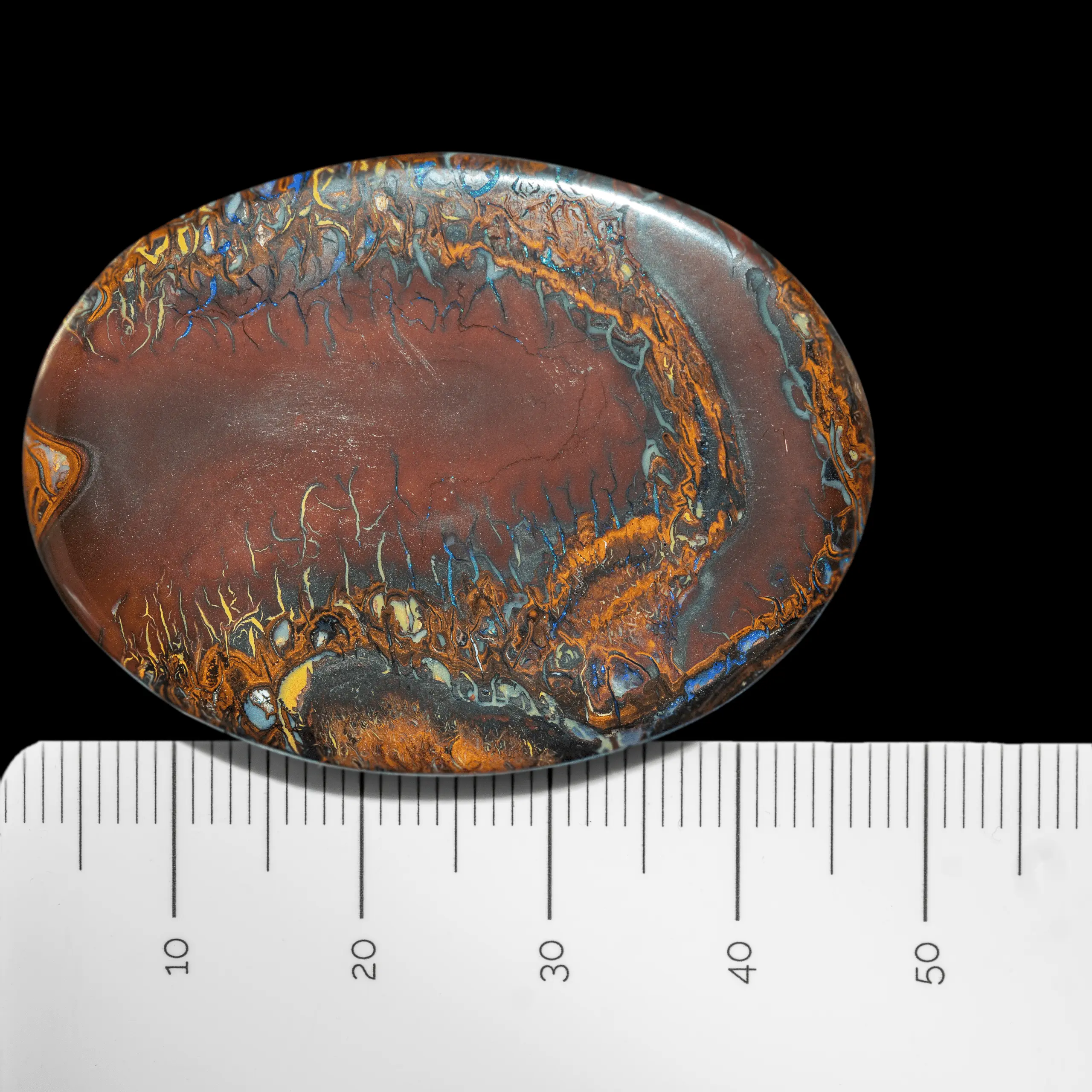 Grand ovale d'opale Koroit à arabesques colorées et contrastées parsemée éclats violets (70,2 cts) – Image 6