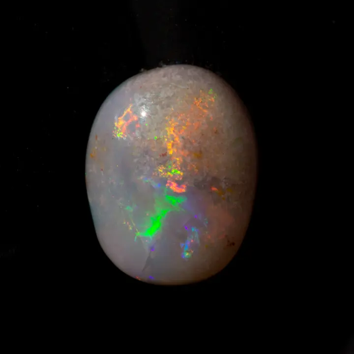 opale naturelle australienne des mines de Coober Pedy, petit cabochon de 0,7 carat à brillance légère multicolore majoritairement orange et bleue