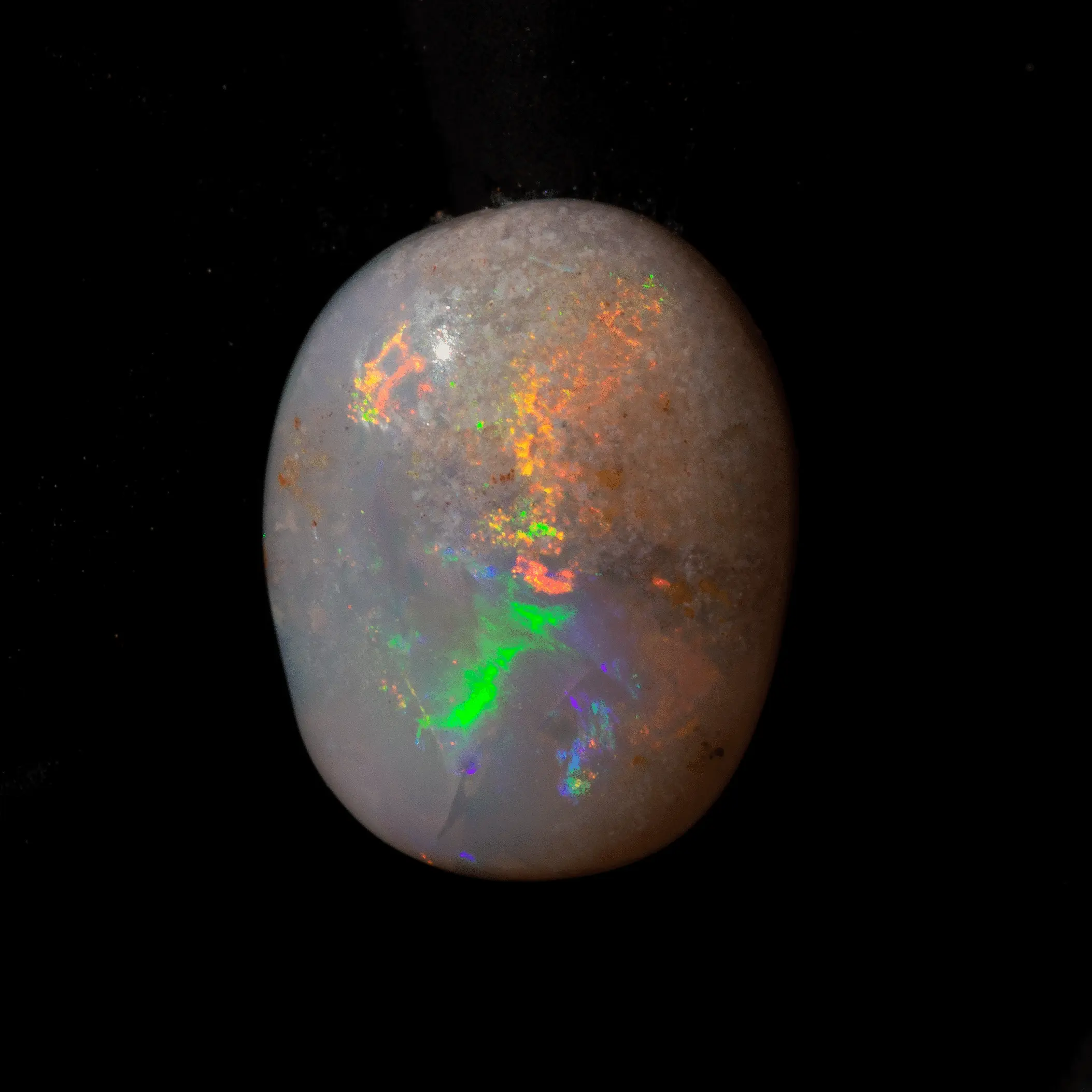opale naturelle australienne des mines de Coober Pedy, petit cabochon de 0,7 carat à brillance légère multicolore majoritairement orange et bleue