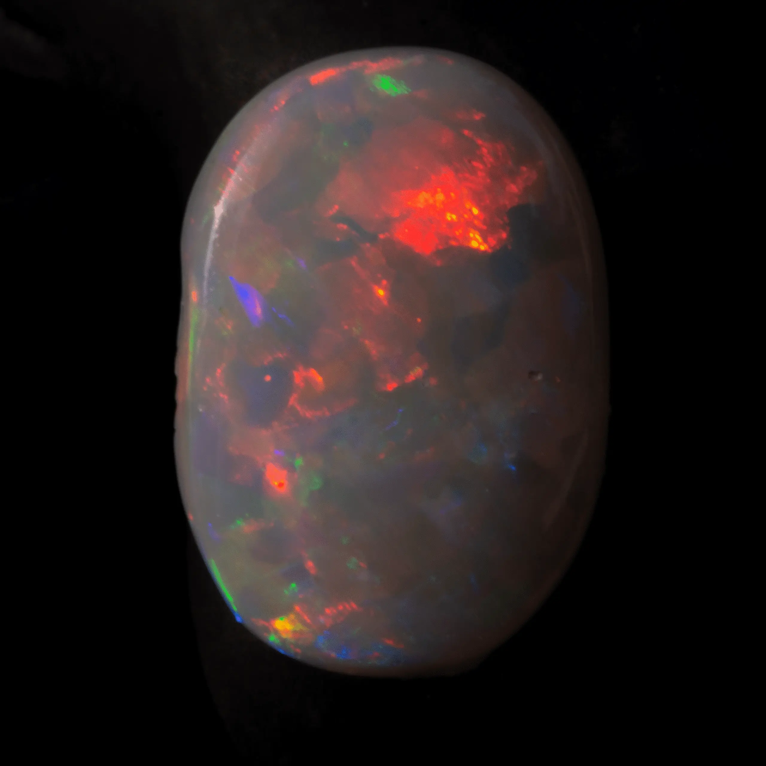 Ovale d'opale sombre rougeoyante (0,9 ct) – Image 3