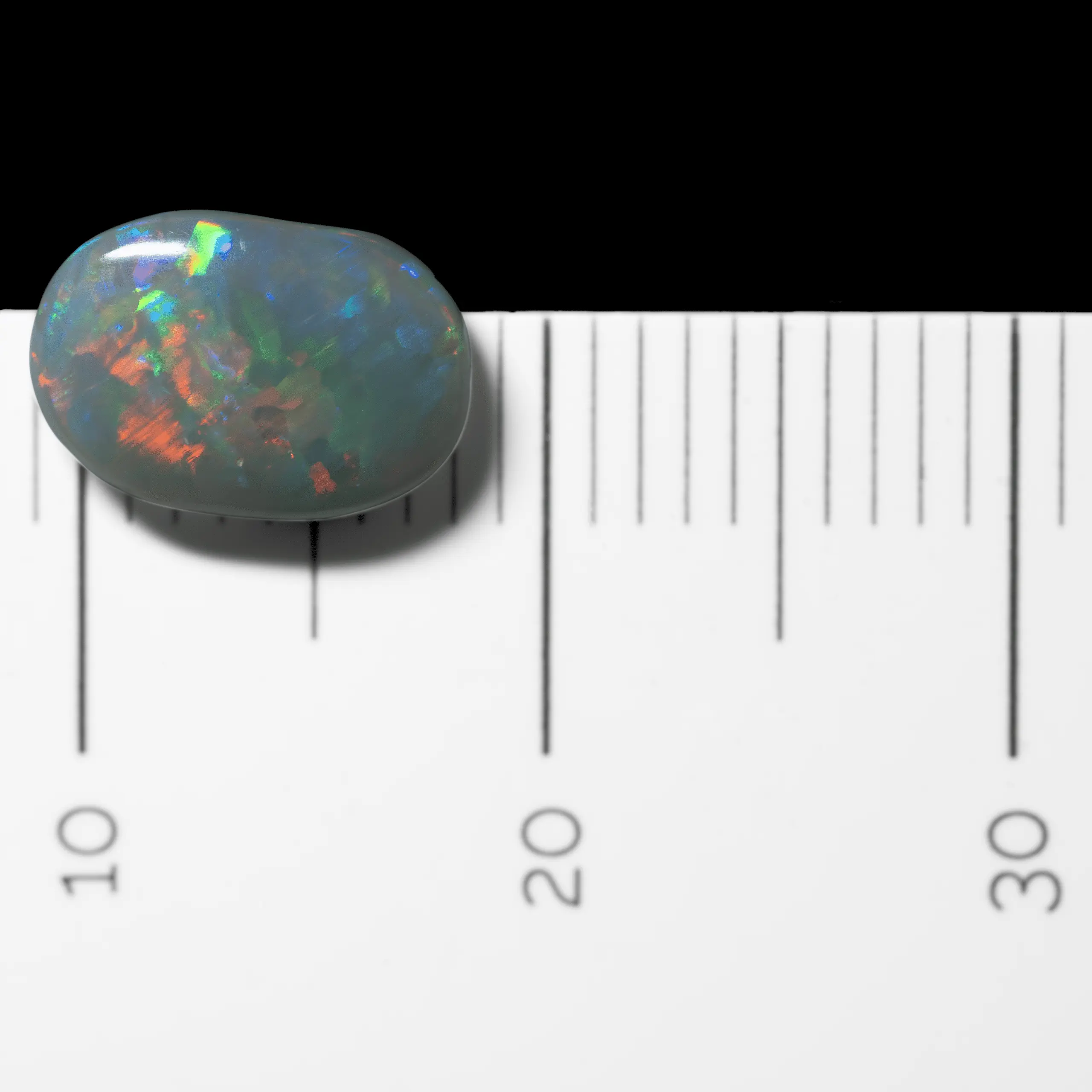 Ovale d'opale sombre rougeoyante (0,9 ct) – Image 7