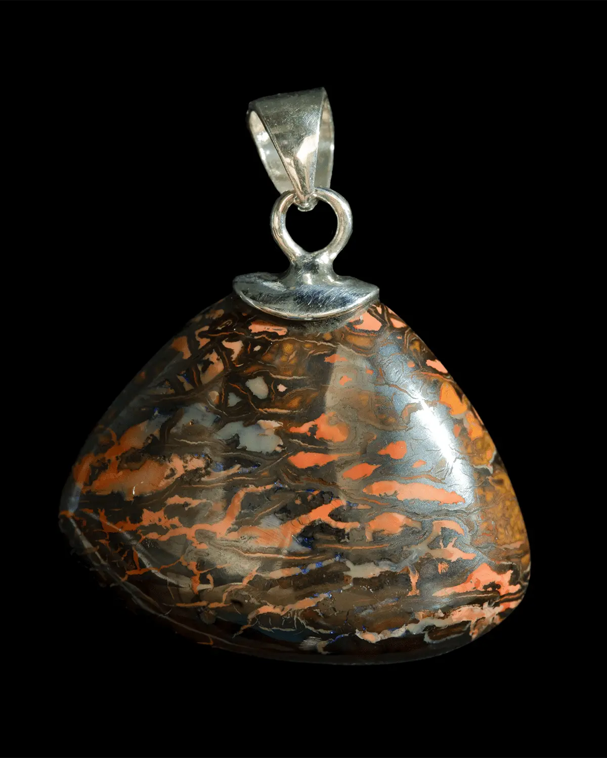 Opale naturelle australienne Koroit de forme triangulaire de 19,5 carats montée en pendentif argent. Motifs paysagés contrastés oranges et bruns agrémentés d'une diagonale de petits scintillements violets
