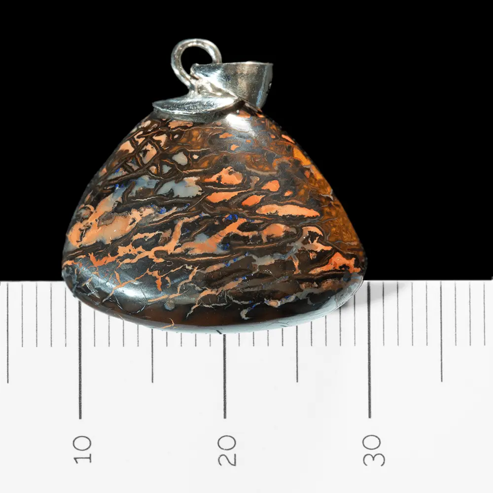Pendentif paysagé d'opale Koroit constellé de petits scintillements violets – Image 6