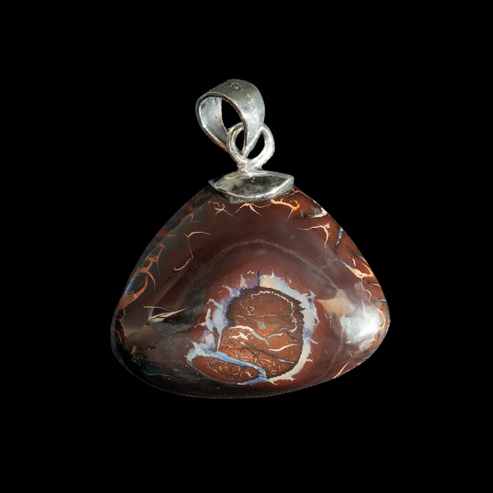 Pendentif paysagé d'opale Koroit constellé de petits scintillements violets – Image 4