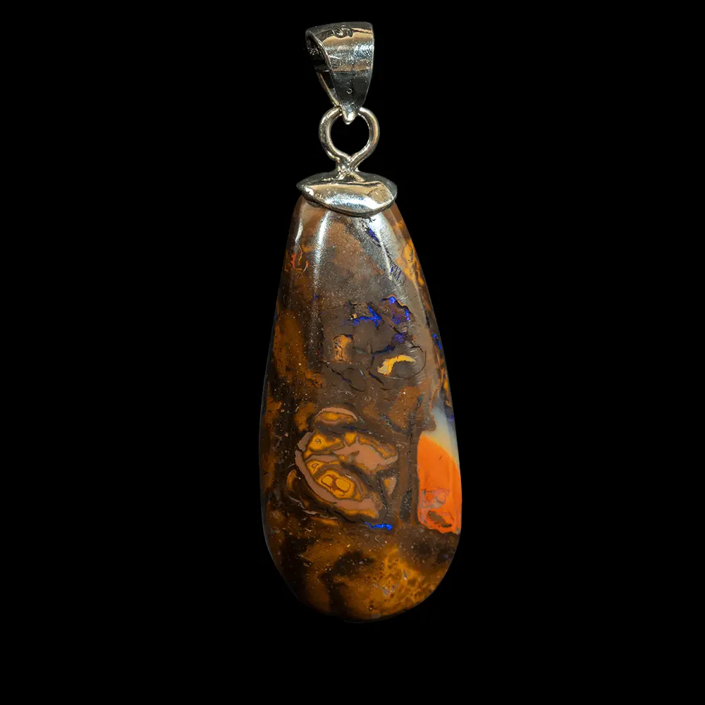 Opale naturelle australienne Koroit, forme de larme de 15,2 carats paysagée à jolis motifs colorés et brillances violettes ; montée sur bélière argent 925