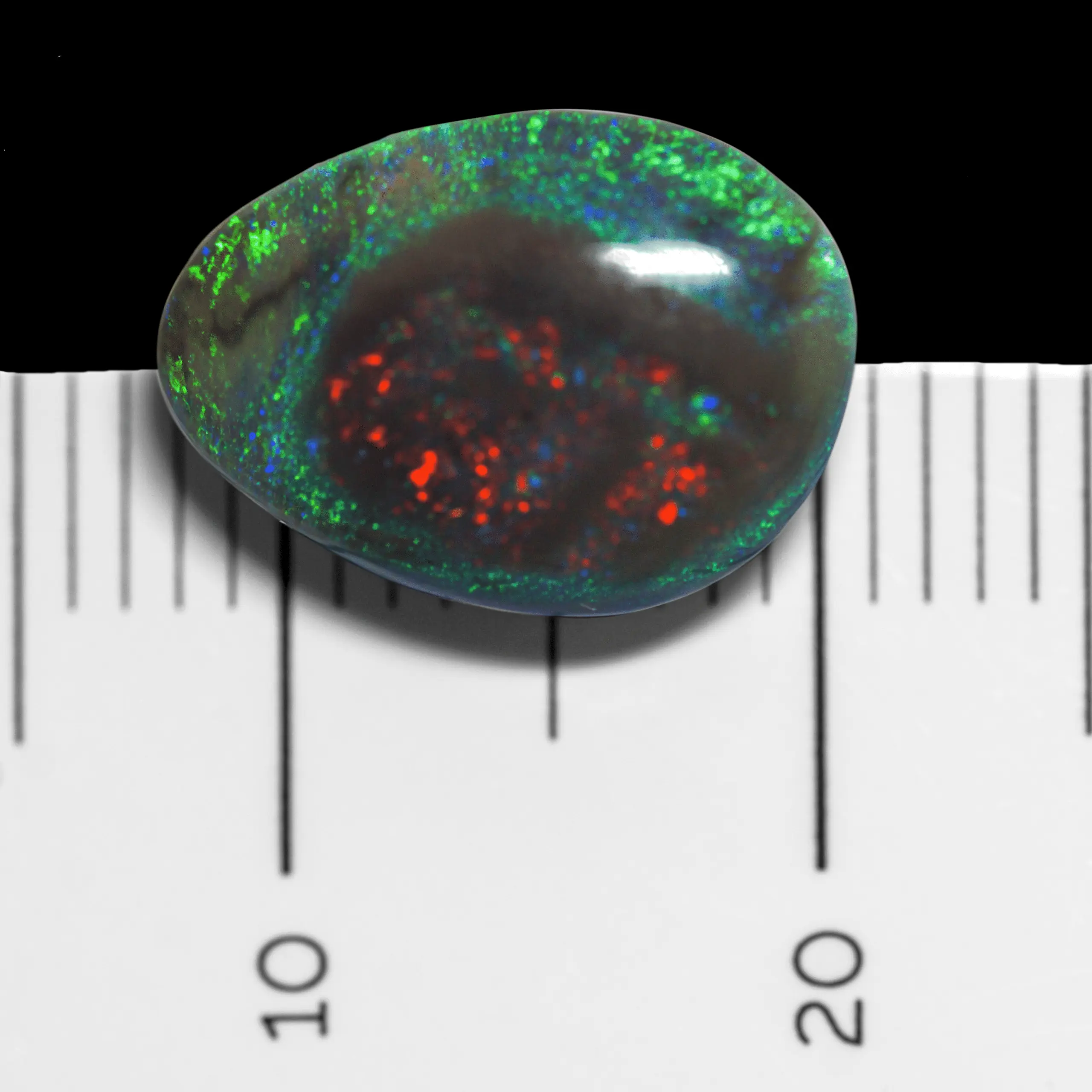 Dark almond-shaped opal with red heart surrounded by green (3.0 cts) - Image 5