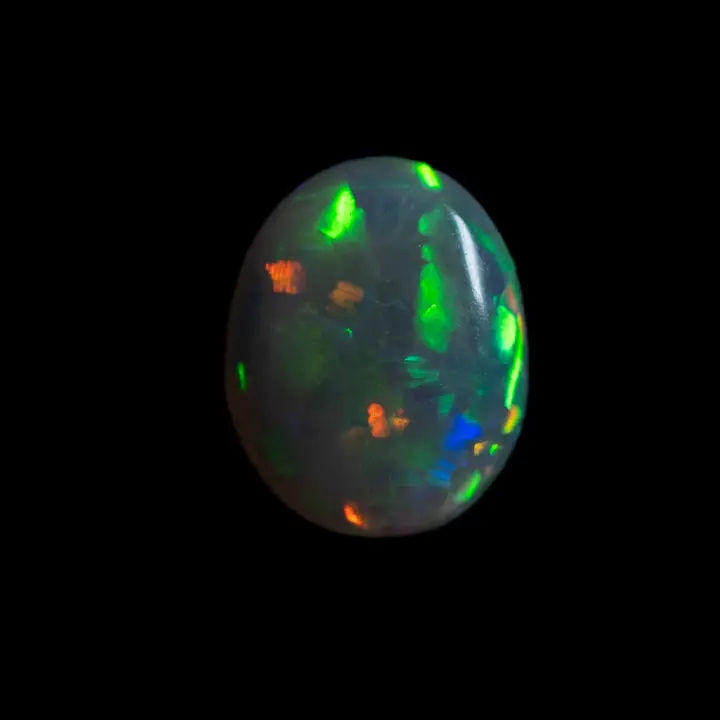 Opale naturelle australienne des mines de Lightning Ridge, petit cabochon de 0,5 carat d'opale blanche cristalline à motifs en dallage de toutes les couleurs