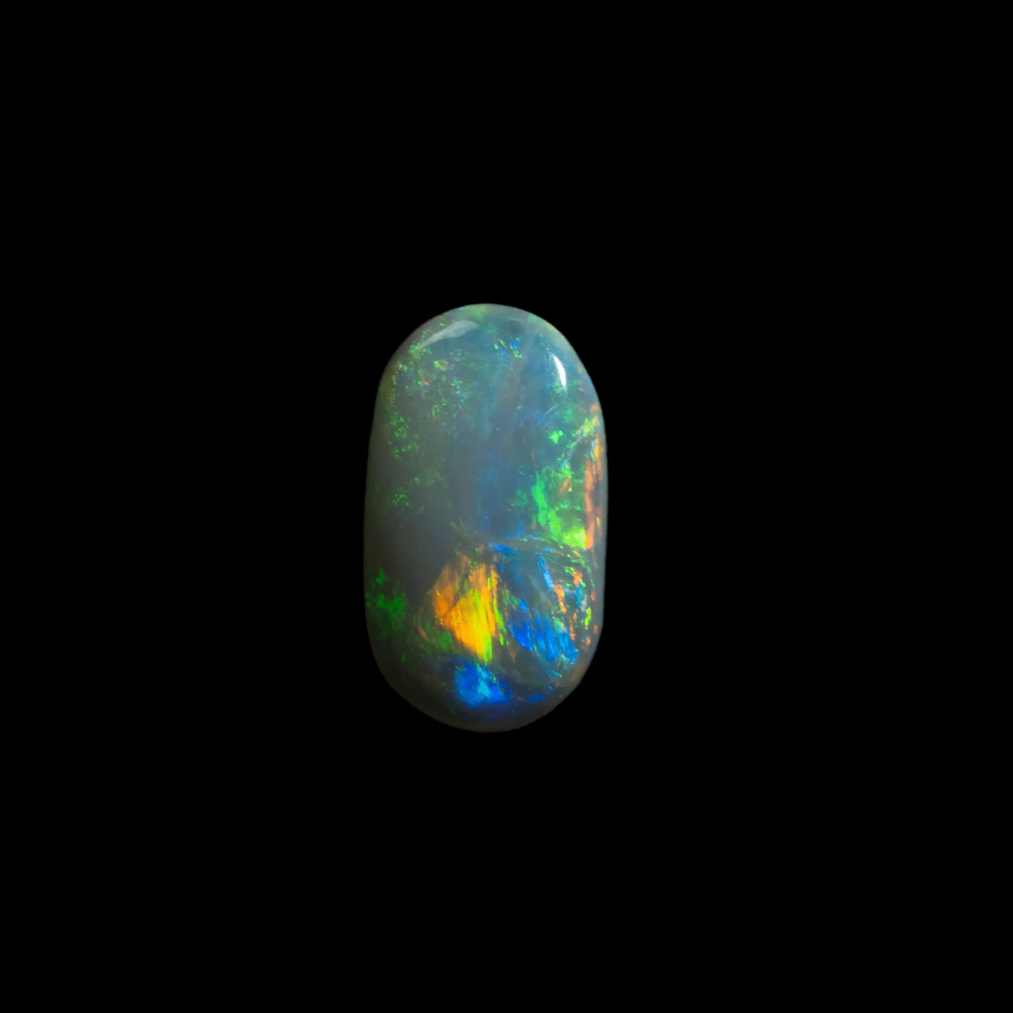 Opale naturelle cristal sombre australienne des mines de Lightning Ridge, petit ovale de 0,4 carat à brillance diffractée majoritaire jaune, vert et bleue