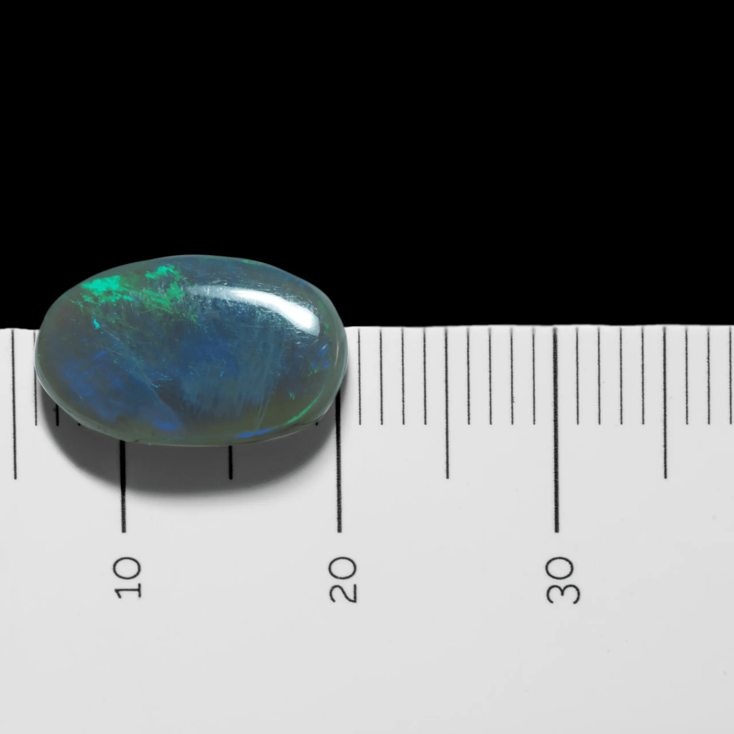 Dark opal cabochon with green and blue lustre (3.4 cts) - Image 4