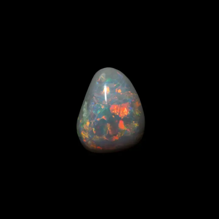 Opale naturelle australienne des mines de Lightning Ridge, 0,6 carat d'opale sombre taillée en forme libre pour conserver le maximum de couleurs