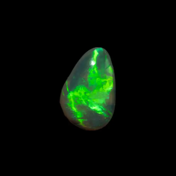 Opale naturelle australienne des mines de Lightning Ridge, forme libre cristalline translucide de 0,4 carat à flash intense vert jaune