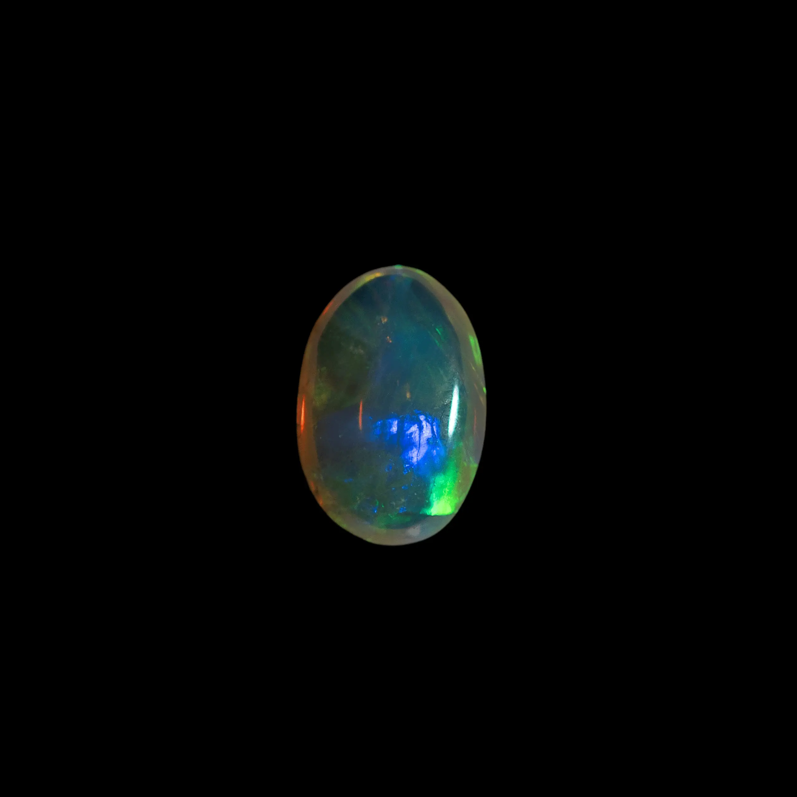 Opale naturelle australienne des mines de Lightning Ridge, petit ovale de 0,3 carat d'opale blanche cristalline à brillance multicolore