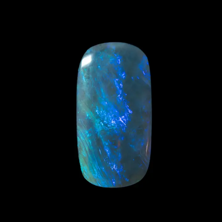 Opale naturelle australienne des mines de Lightning Ridge, magnifique rectangle de cristal sombre de 3,4 carats, poli sur ces deux faces, aux couleurs diffractées bleues et violettes en vagues parallèles