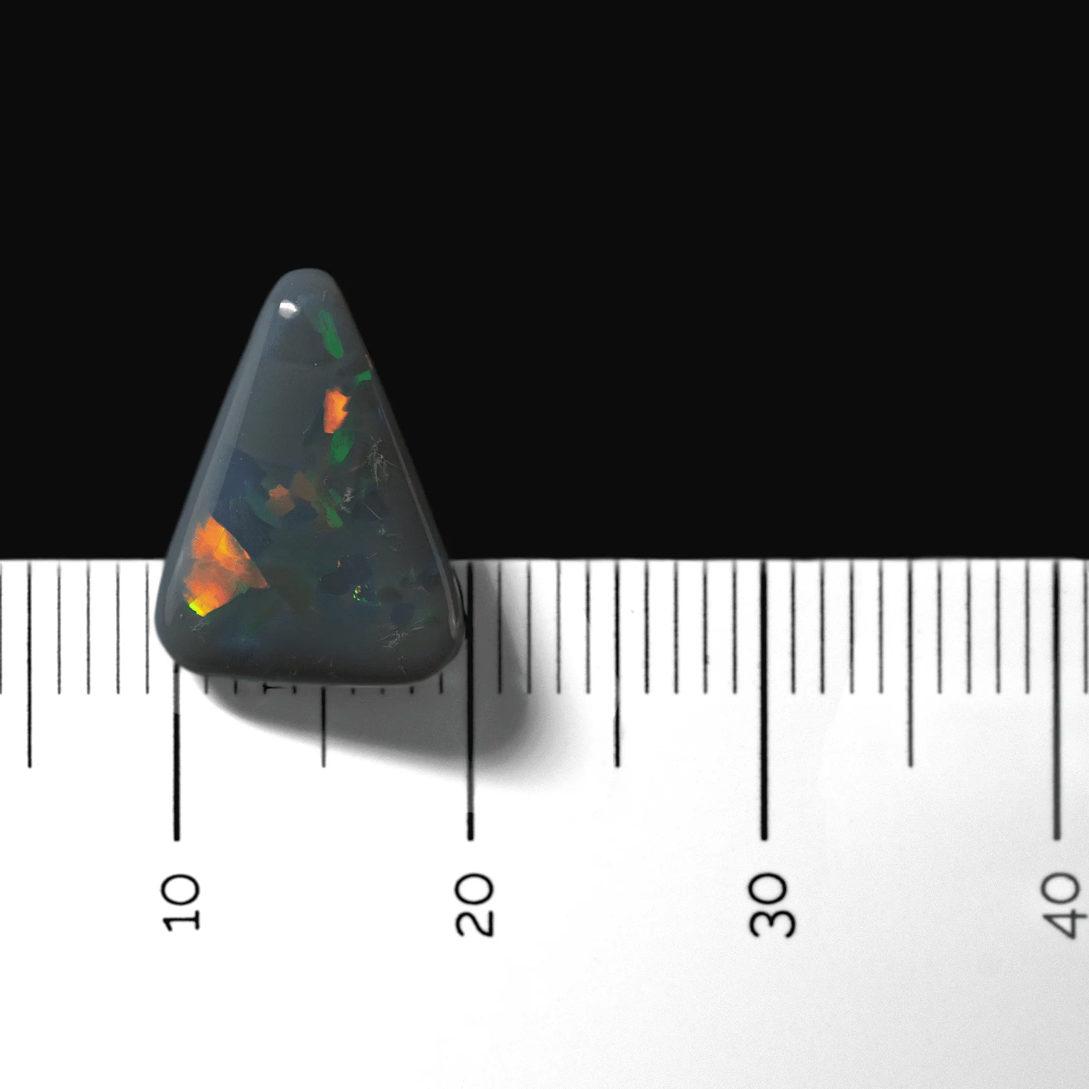 Triangle d'opale sombre à flash orange, jaune et vert (3 cts) – Image 6