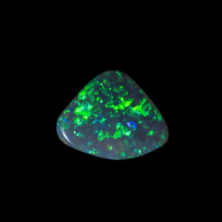 opale naturelle australienne des mines de Lightning Ridge, 0,9 carat taillé en forme de triangle dans une opale noire très brillante à couleurs majoritaires verte et bleu-violet