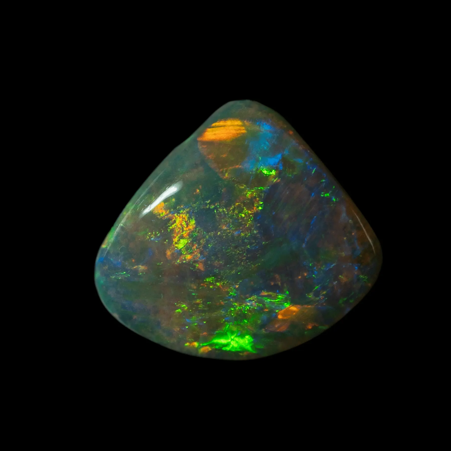 Triangle d'opale sombre cristal très brillant et richement coloré de vert, jaune, bleu et orange (0,9 ct) – Image 4