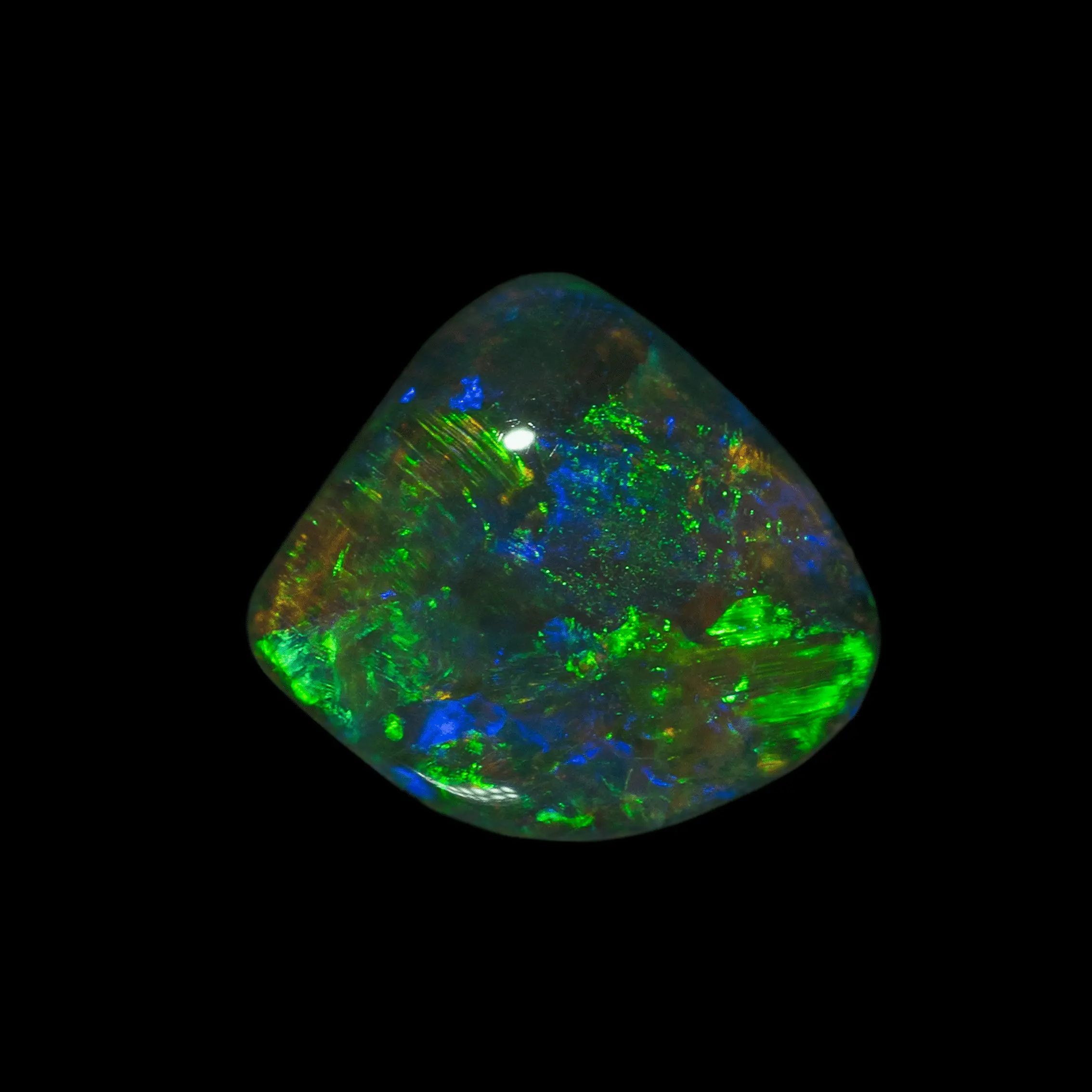Opale naturelle de cristal sombre australienne des mines de Lightning Ridge, magnifique triangle très brillant de 0,9 carat intensément coloré de vert, jaune, bleu et orange
