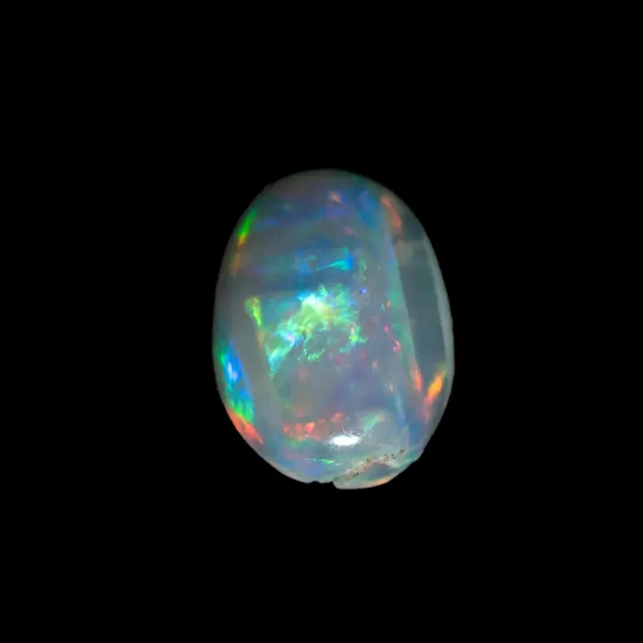 Opale naturelle blanche australienne des mines de Coober pedy, petit cabochon de 0,3 carat très coloré dans toutes les couleurs de l'arc en ciel