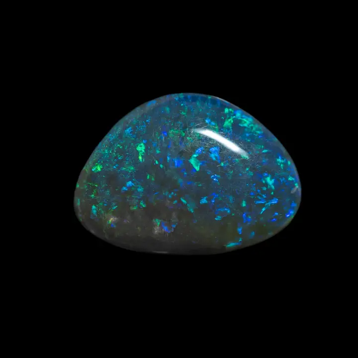 Opale naturelle australienne des mines de Lightning Ridge, forme libre tendant vers la forme triangle, de poids 2,7 carats ce beau cristal d'opale sombre a une belle transparence tout en brillance bleue et verte sur ces deux faces