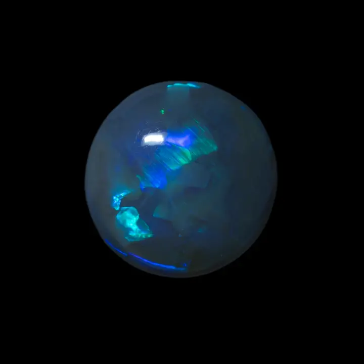 Opale naturelle australienne des mines de Lightning Ridge, demi-sphère de 3,3 carats d'opale noire de couleur majoritaire bleue et de différentes nuances intenses
