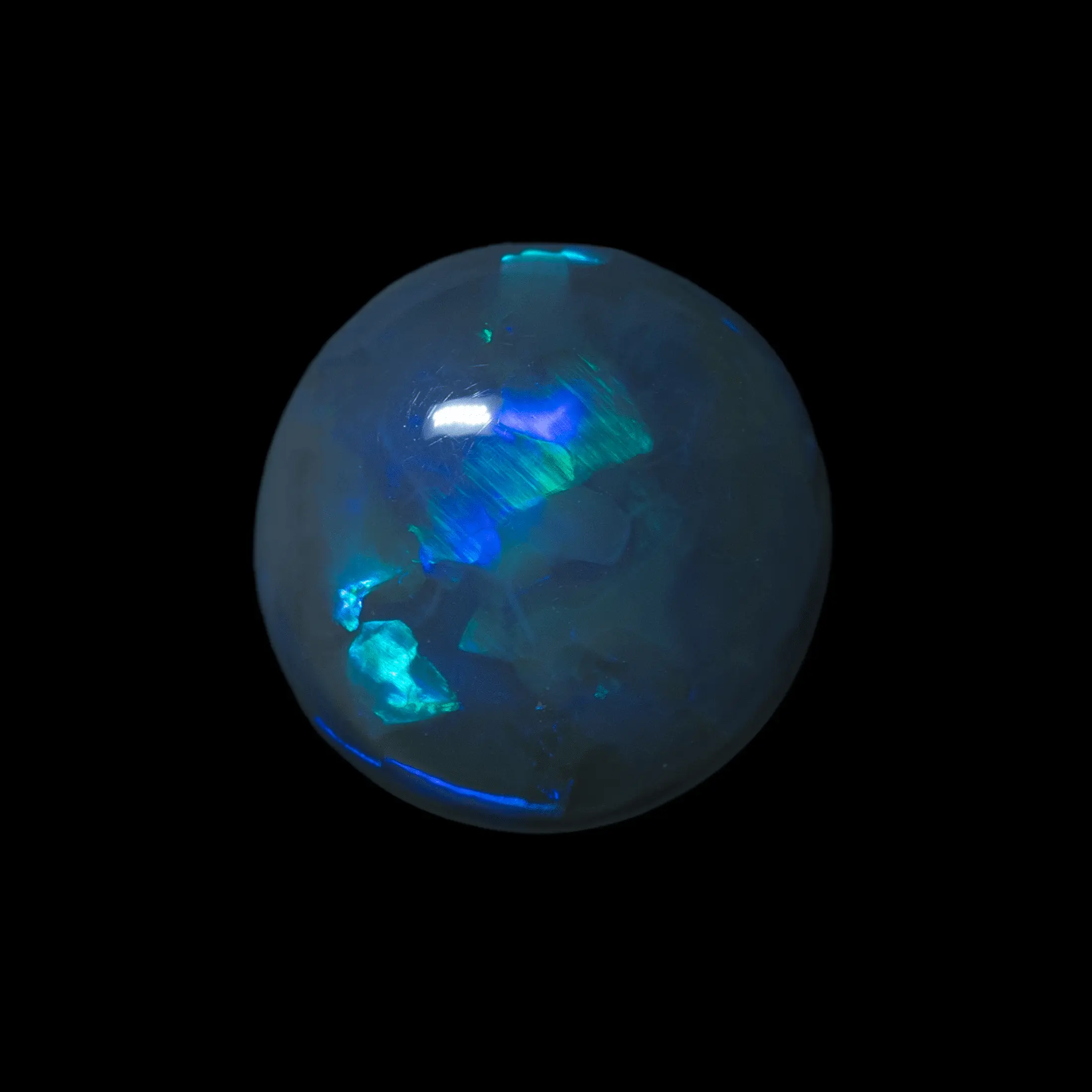 Opale naturelle australienne des mines de Lightning Ridge, demi-sphère de 3,3 carats d'opale noire de couleur majoritaire bleue et de différentes nuances intenses