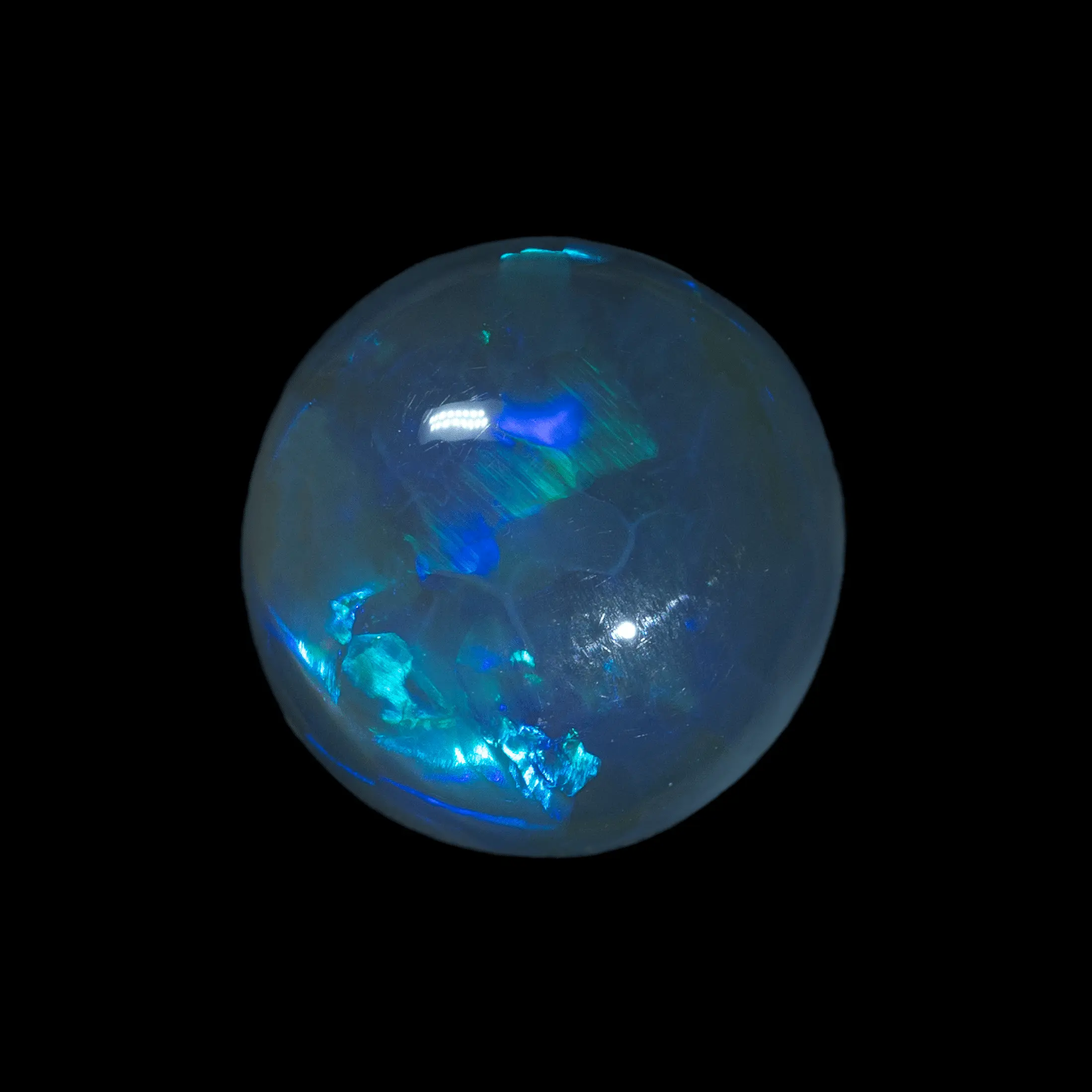 Demi-sphère bleue brillante d'opale noire (3,3 cts) – Image 3