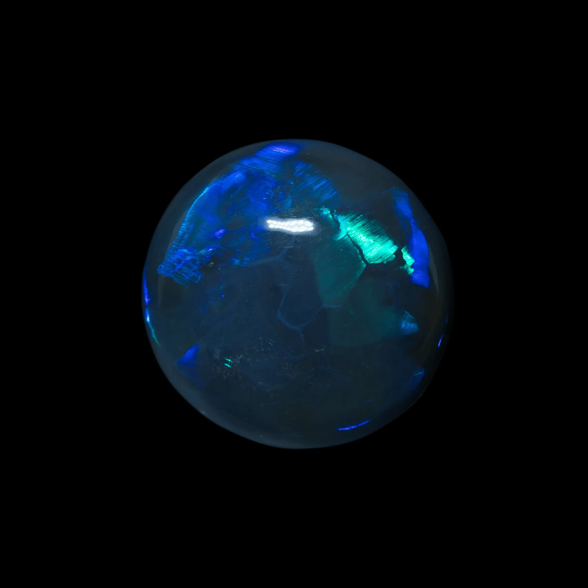 Demi-sphère bleue brillante d'opale noire (3,3 cts) – Image 4