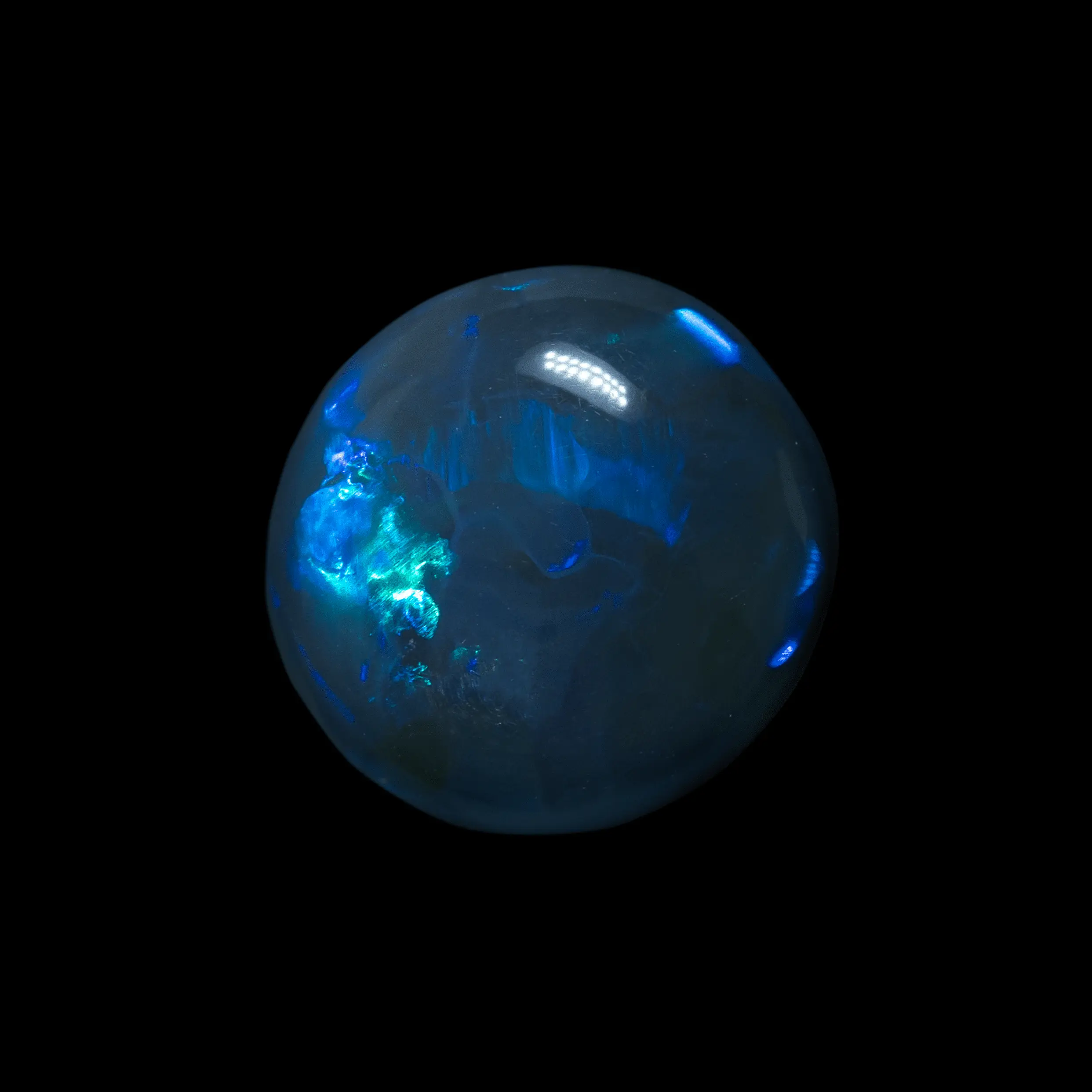 Demi-sphère bleue brillante d'opale noire (3,3 cts) – Image 5