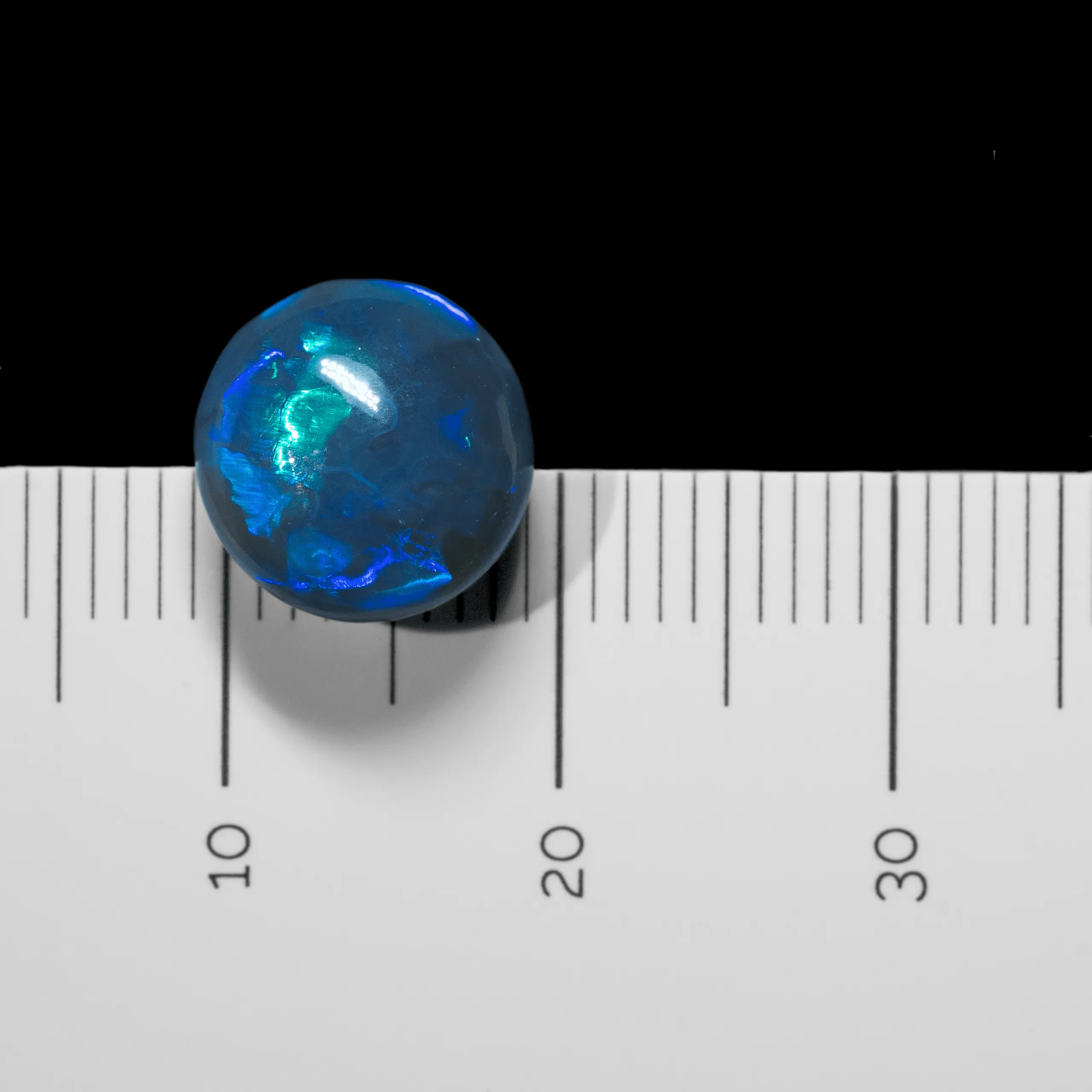 Demi-sphère bleue brillante d'opale noire (3,3 cts) – Image 7