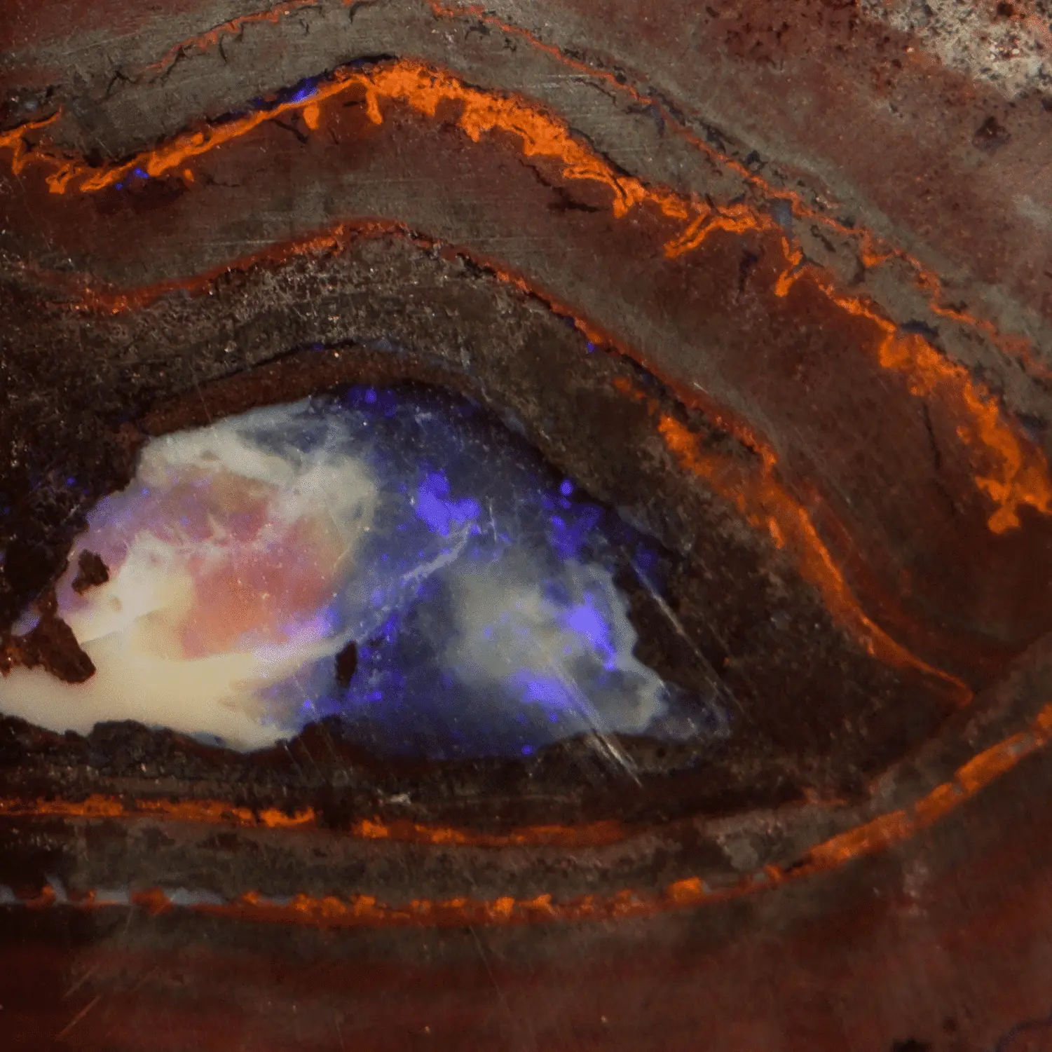 Opale naturelle australienne des mines de Koroit, forme triangulaire de 24,1 carats représentant un oeil à brillance violette cerné de khôl ocre