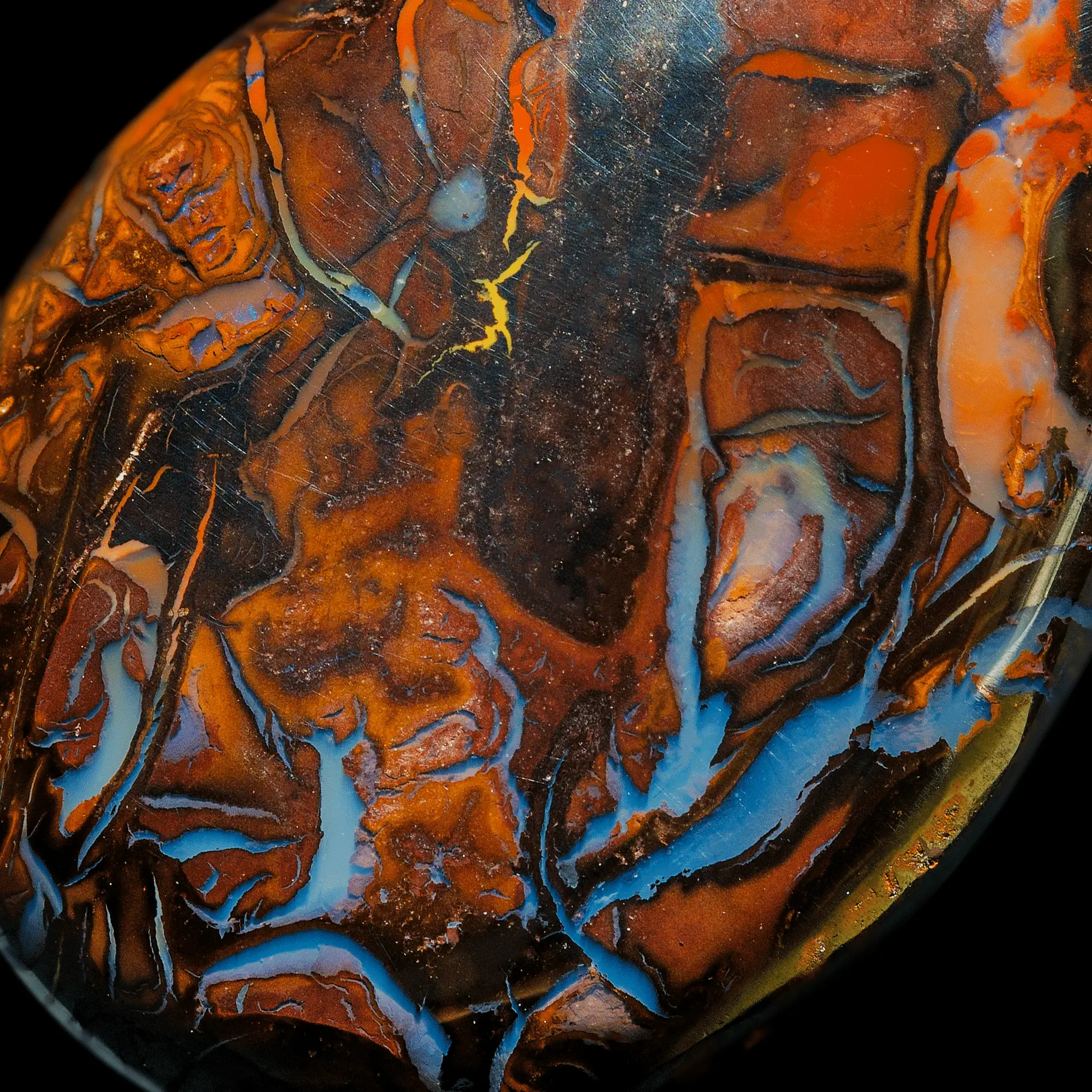 Koroit opal with orange and blue interlacing (17.3 cts) - Image 3