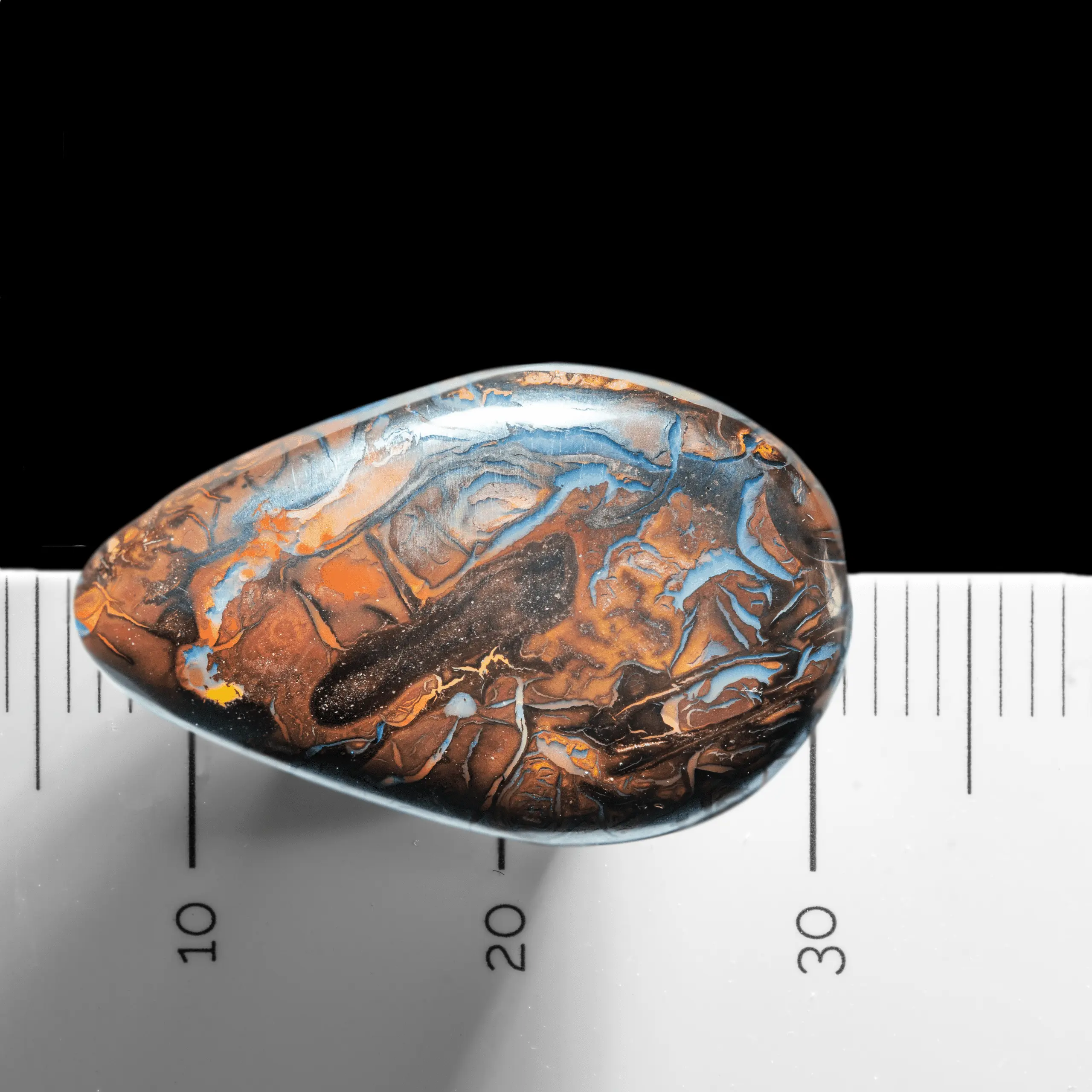 Koroit opal with orange and blue interlacing (17.3 cts) - Image 4