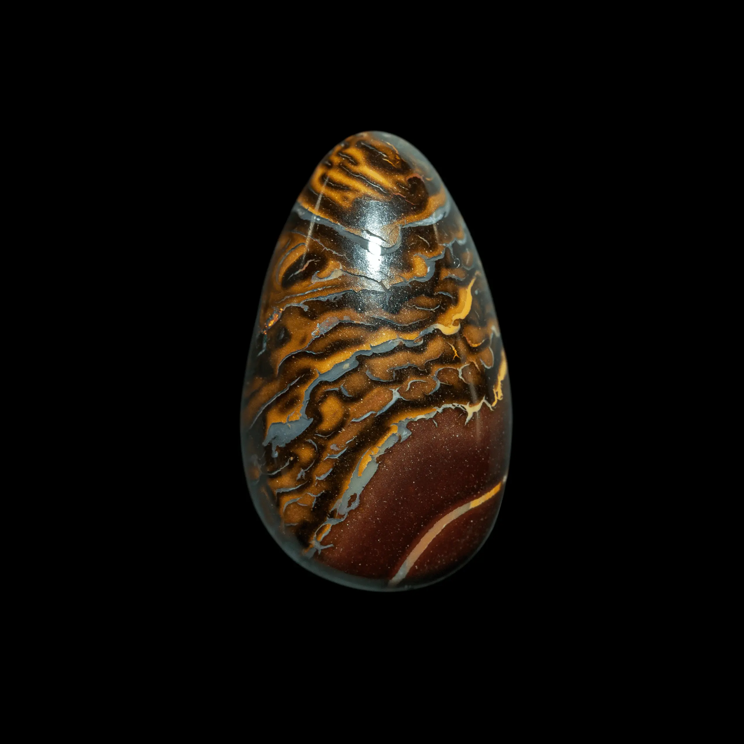 Opale naturelle australienne des mines Koroit, cabochon en forme de goutte de 5,8 carats finement décorés de motifs entrelacés jaunes, bruns et gris