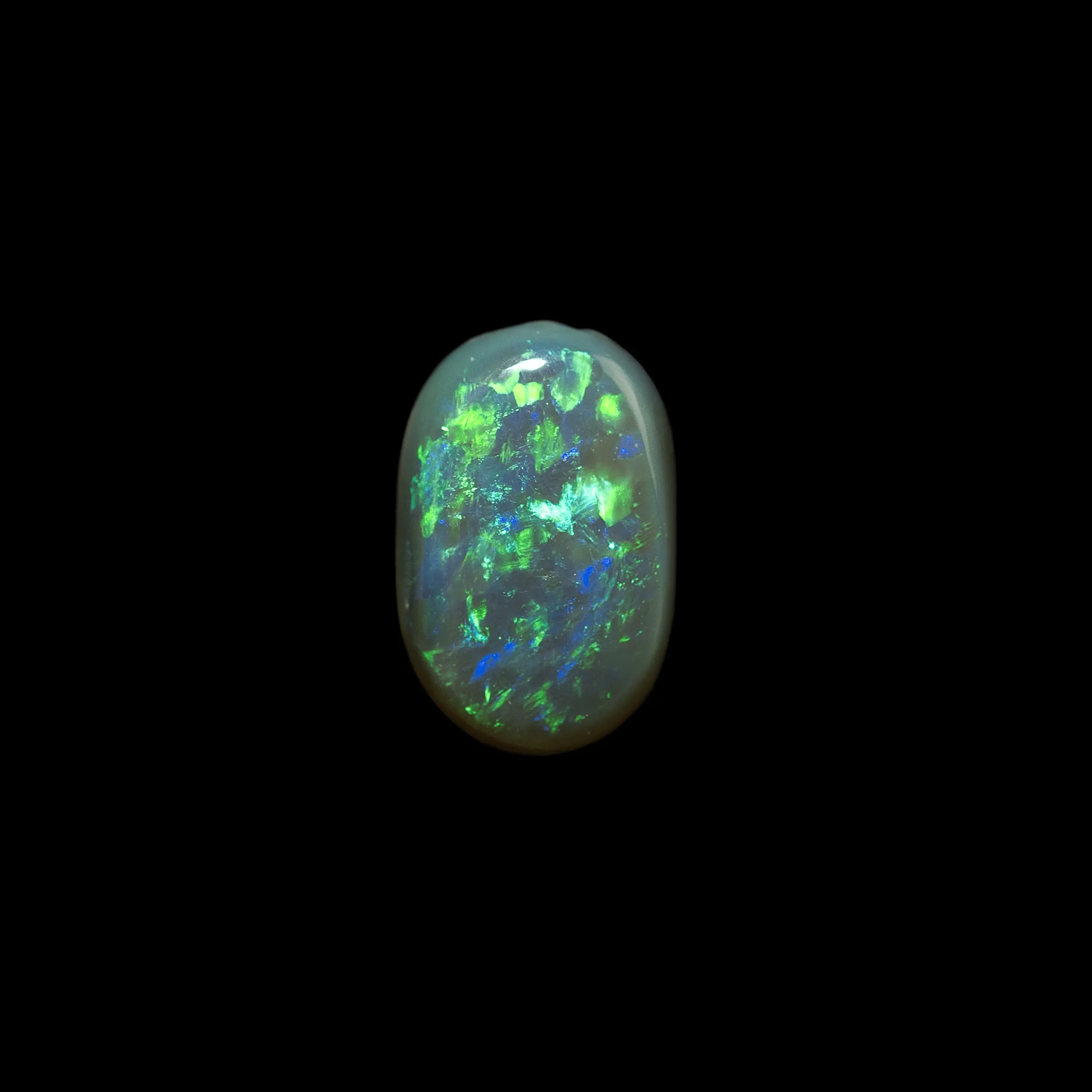 Opale naturelle australienne des mines de Lightning Ridge, ovale de cristal sombre de 0,7 carat avec de belles brillances vertes et bleues